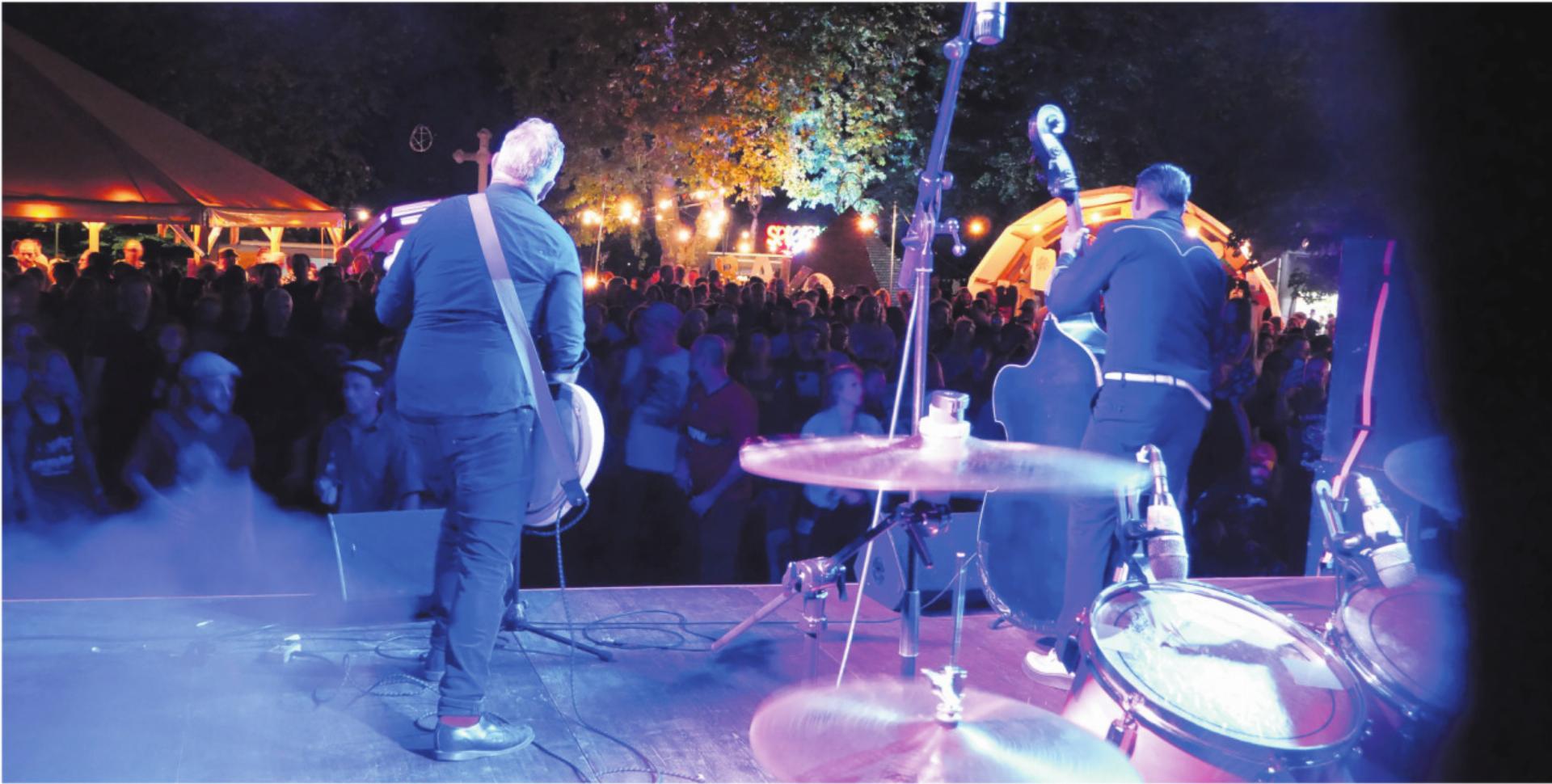Begeisterten das Publikum mit Rockabilly: «The Peacocks» aus Winterthur. Das Festival «Kuzeb für immer» zeigte viele Facetten. Bild: Vincenz Brunner - Das Bild wird blockiert. – Möglicherweise durch einen aktiven Adblocker.