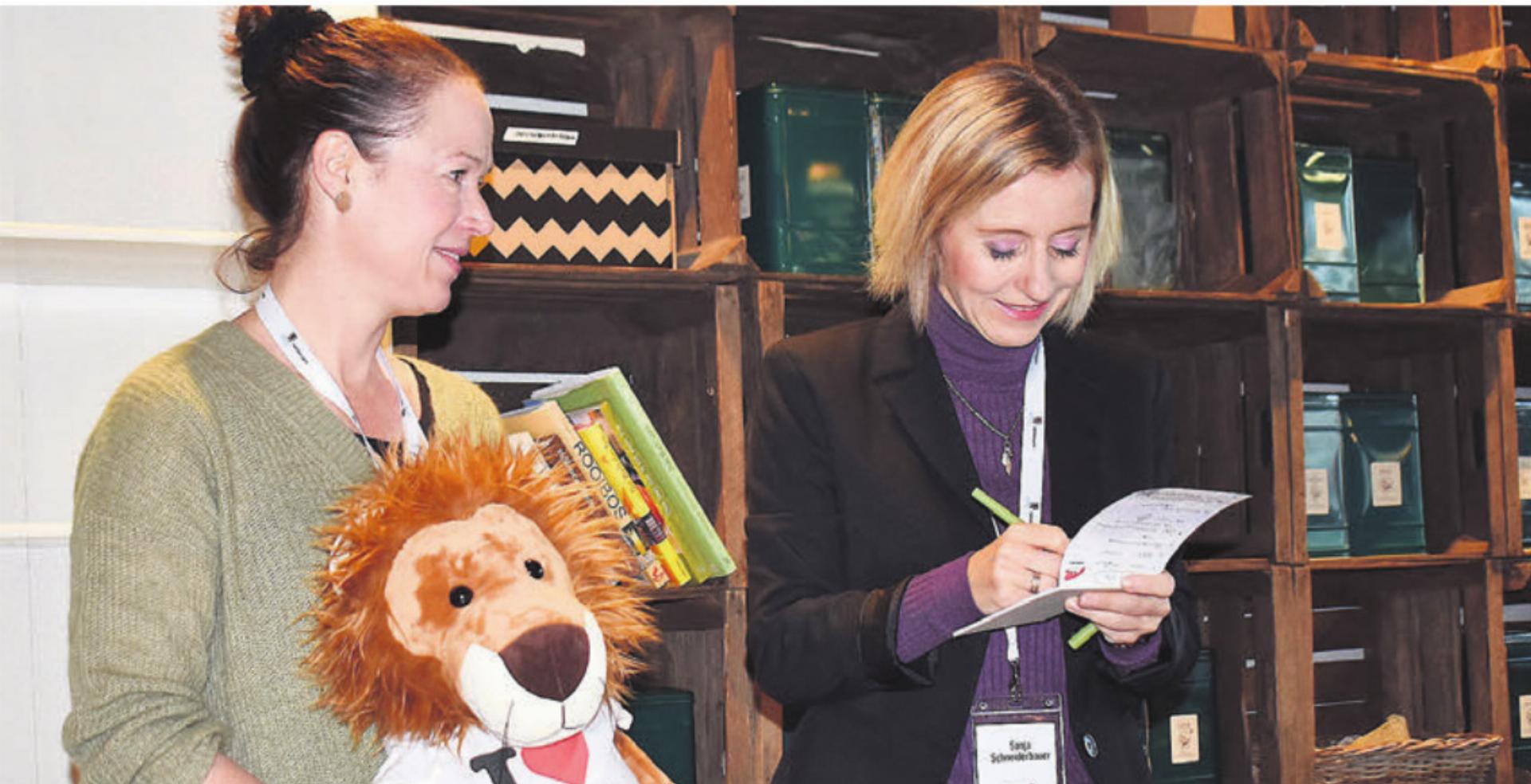 Martina Eller (links) soll in den Vorstand von Bremgarten Tourismus (BT) gewählt werden. Gemeinsam mit Co-Präsidentin Sonja Schneiderbauer präsentiert sie das neue BT-Maskottchen Leo. Bild: Erika Obrist