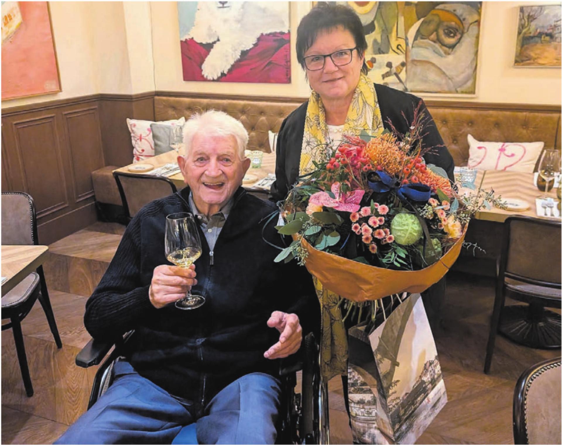 Alois Koller nimmt an seinem 100. Geburtstag die Gratulationen von Bremgartens Vizeammann Doris Stöckli entgegen. Bild: Marco Huwyler - Das Bild wird blockiert. – Möglicherweise durch einen aktiven Adblocker.