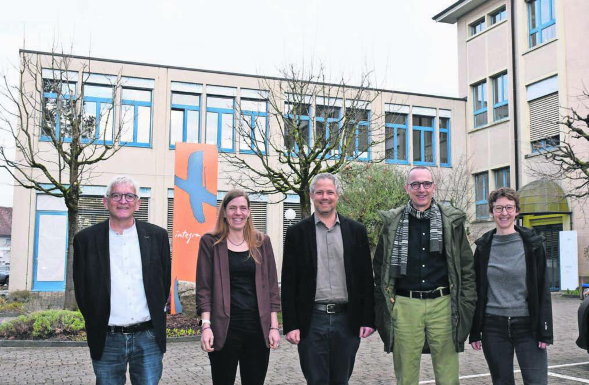 Gemeinsam ehrgeizige Ziele umsetzen. Die Verantwortlichen vor dem Flügeltrakt, der aufgestockt wird (v. l.): Stiftungsratspräsident Walter Küng, Jacqueline Stierli, Leiterin Wohnen, Integra-Geschäftsführer Jonas Meier, André Konrad und Delia Häner (beide vom Büro Hegi Koch Kolb   Partner in Wohlen). Bild: dm
