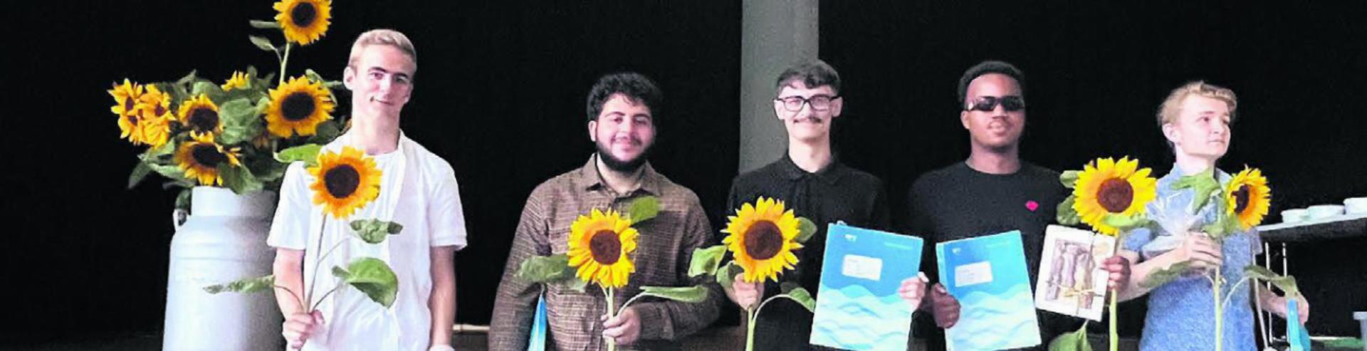 Die fünf Schulabgänger sind stolz auf das Erreichte. Bild: zg
