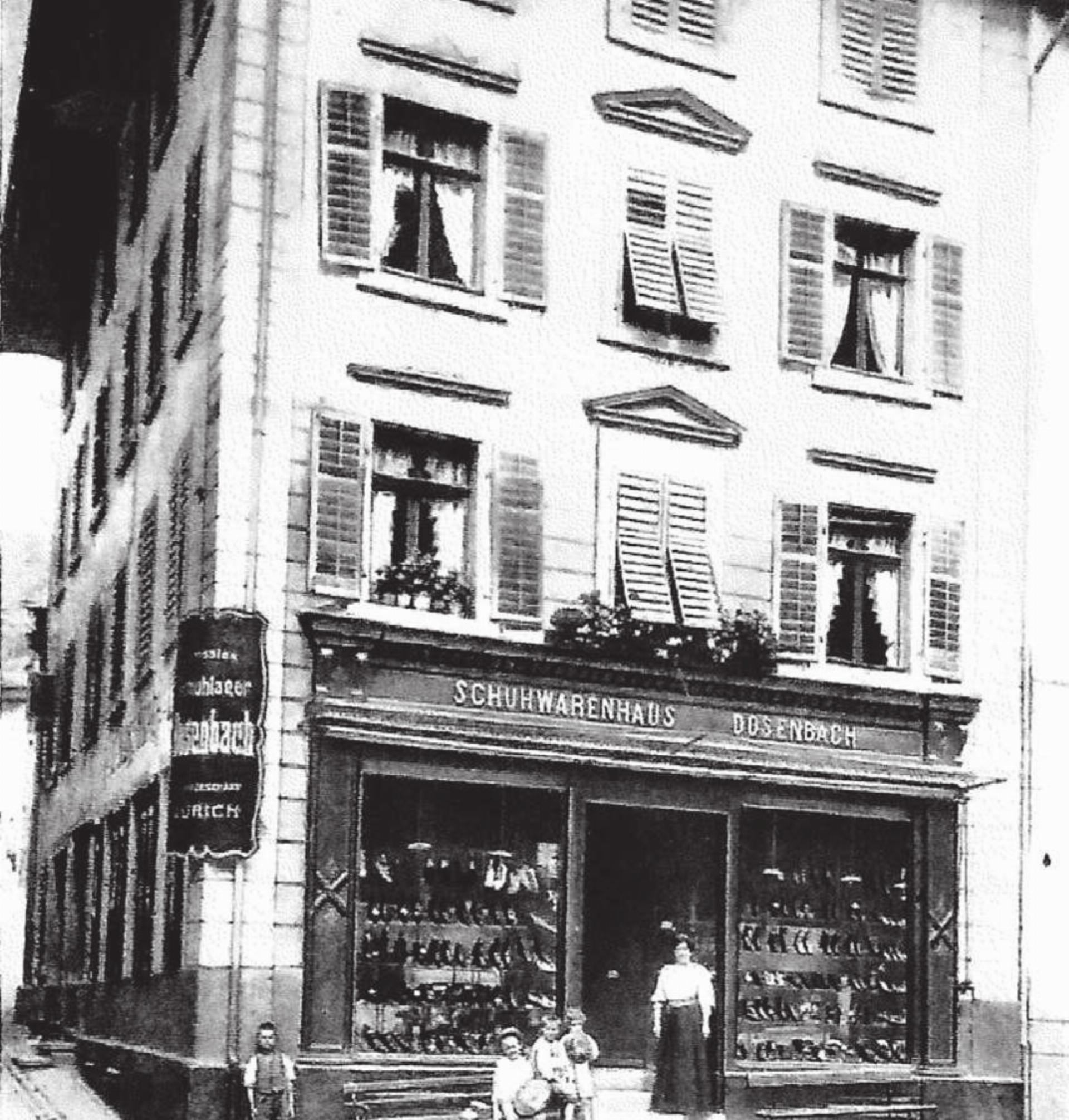 Das Dosenbach-Schuhgeschäft um die Jahrhundertwende an der Marktgasse 23 in Bremgarten. Bilder: Archiv /Erika Obrist