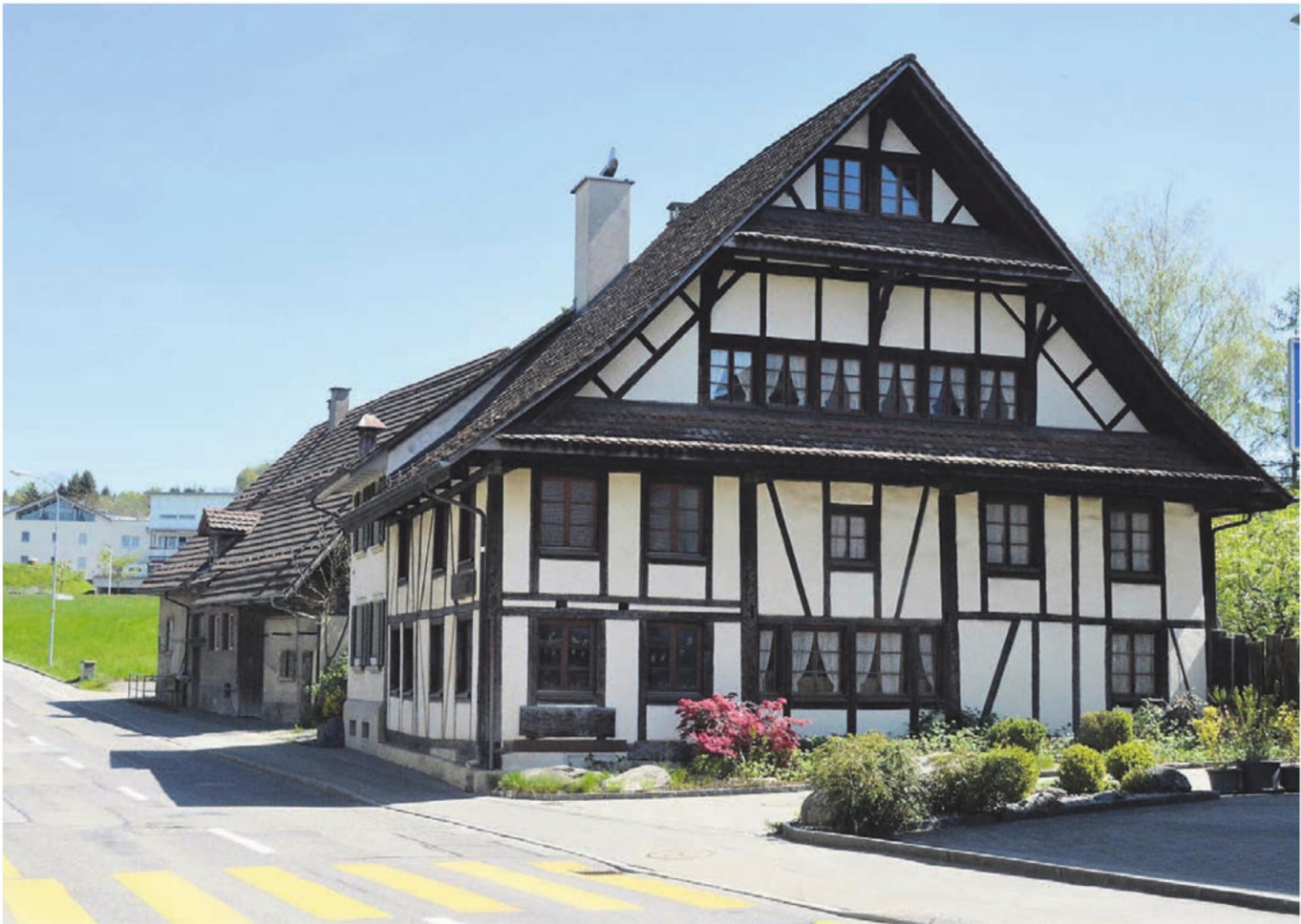 Das Riegelhaus an der Sennhüttenstrasse 1 bleibt bestehen – im Gebiet dahinter wird es in den nächsten Jahren einige bauliche Veränderungen geben.    Bild: Annemarie Keusch - Das Bild wird blockiert. – Möglicherweise durch einen aktiven Adblocker.