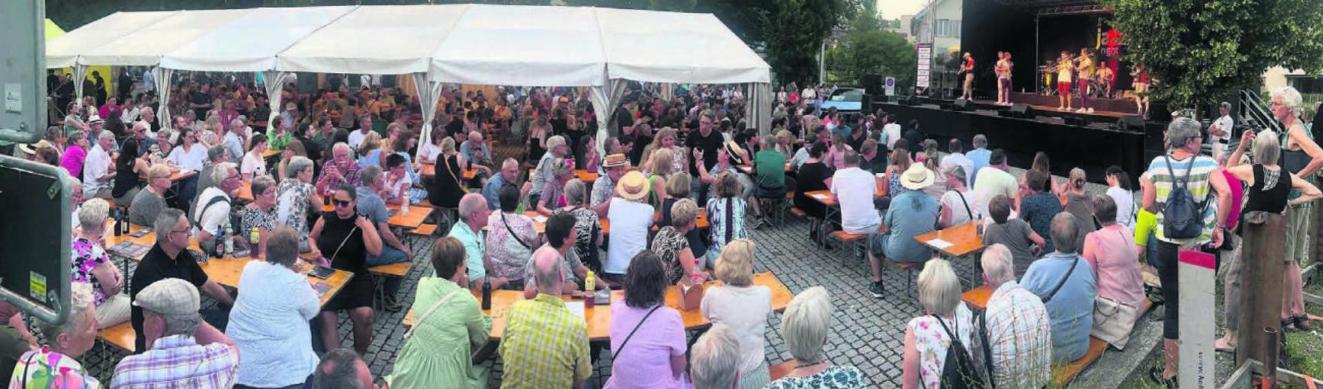 Ein voller Sternenplatz und ein Höhepunkt der diesjährigen Jazz Night: Der Auftritt der einheimischen Band Brässkalation, die nach zehn Jahren wieder am Anlass aufspielte. Bilder: Stefan Sprenger