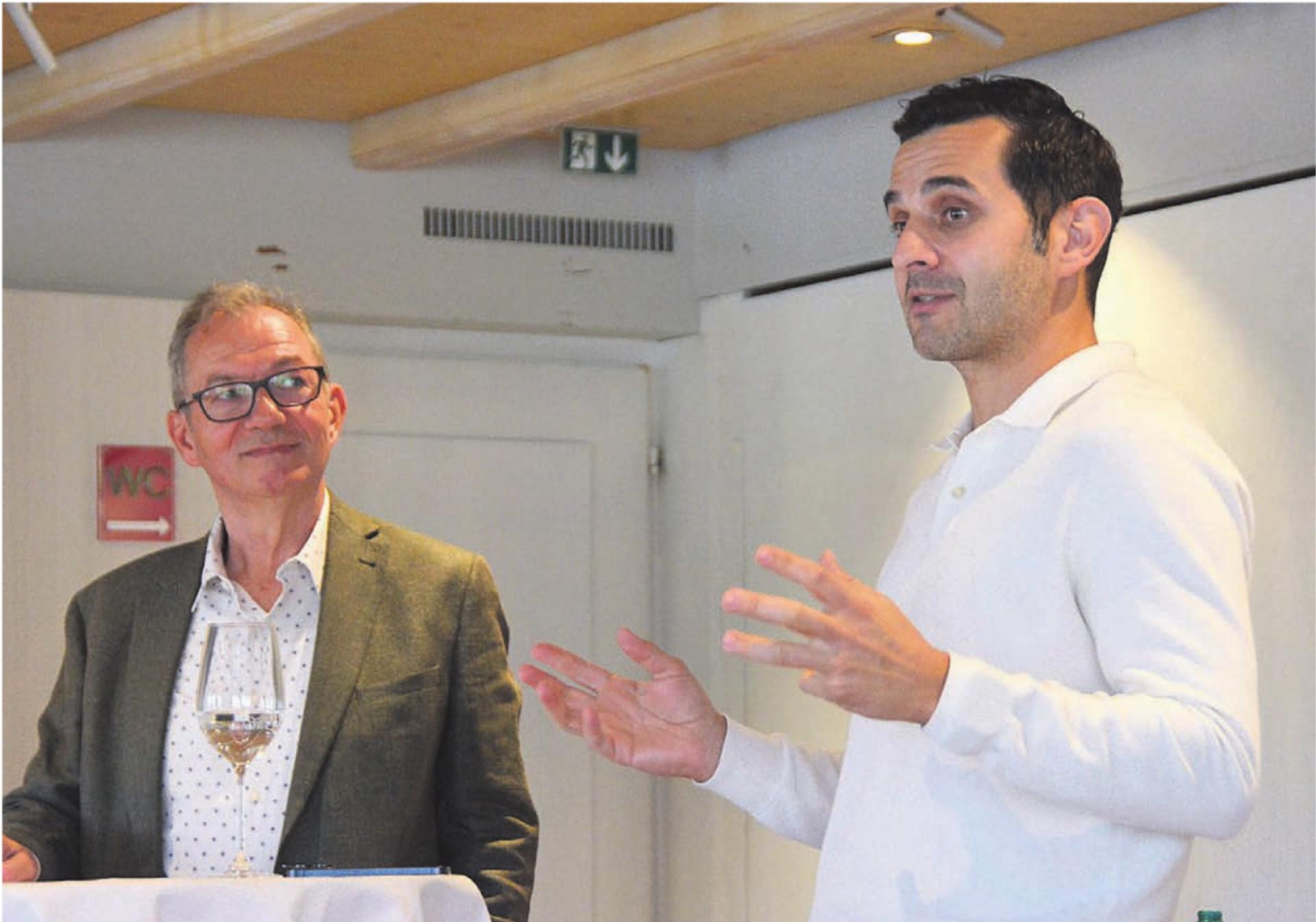 Fedayi San (rechts) nahm die Mitglieder des Clubs 50 des FC Muri und Moderator Wädi End mit in sein Leben als Spitzen-Schieds-
richter.
Bild: Annemarie Keusch - Das Bild wird blockiert. – Möglicherweise durch einen aktiven Adblocker.