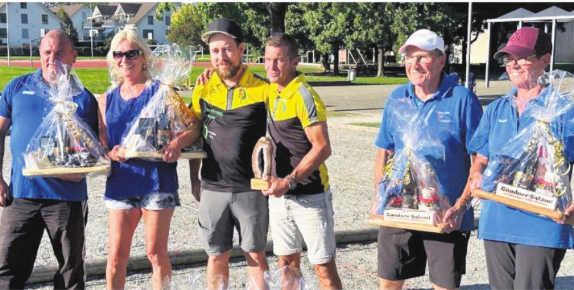 Sie gewannen das Pétanque-Turnier: (v. l.) Johnny Jambois und Daniela Wyss, Etienne Höltschi und Roger Heiz, Erich Nyffenegger und Margrit Nyffenegger. Bild: zg - Das Bild wird blockiert. – Möglicherweise durch einen aktiven Adblocker.