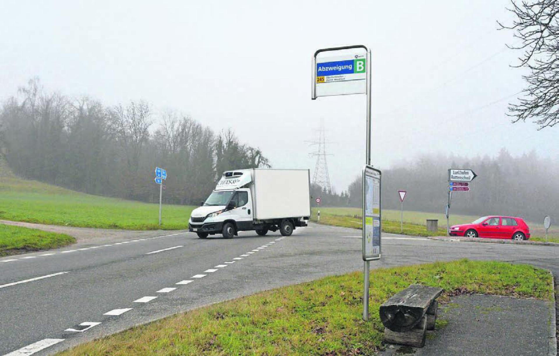 Das Abbiegen von Rottenschwil her kommend auf die Mohrentalstrasse ist gerade zu Stosszeiten mit Warten verbunden. - Das Bild wird blockiert. – Möglicherweise durch einen aktiven Adblocker.