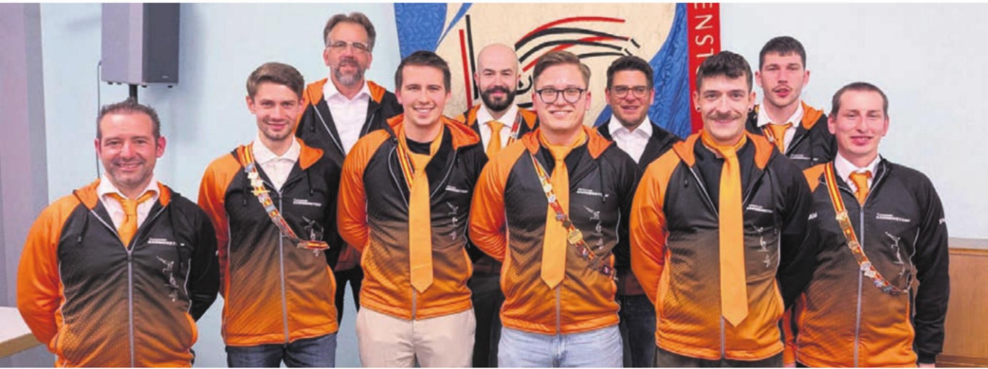 Ehemaliger und neuer Vorstand nach Übergabe der Vorstandskrawatte (v. l.): Fabbio Langone, Jan Schweingruber, Christoph Strahm, Fabrice Döbeli, Samuel Ruckli, Elias Reinhard, Mario Piffaretti, Pascal Kühni, Jan Widmer und Philipp Jampen. Bild: zg - Das Bild wird blockiert. – Möglicherweise durch einen aktiven Adblocker.