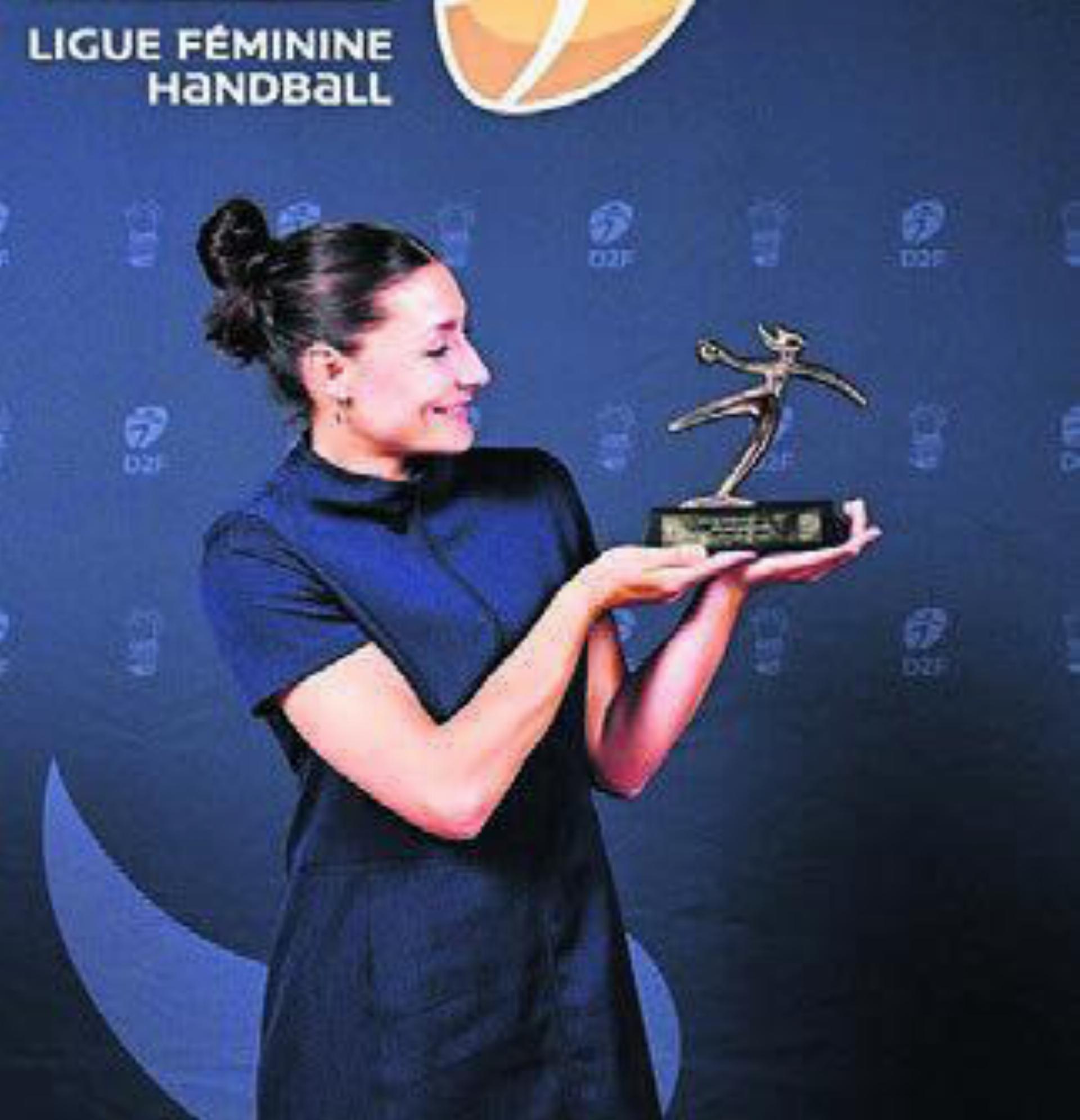 Daphne Gautschi mit der Trophäe als beste linke Rückraumspielerin. Bild: zg