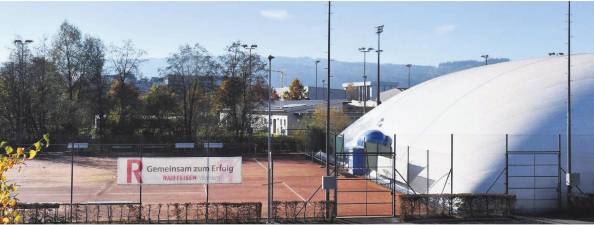 Für den Tennisclub Wohlen Niedermatten sind die Platzsanierungen sehr wichtig: Geht es nach dem Verein, werden in einem ersten Schritt nur die Plätze eins bis vier erneuert. Dies sind die Plätze in der Halle und jene zwei davor. Hier sollten Hartplätze die Sandplätze ablösen. Bild: Daniel Marti - Das Bild wird blockiert. – Möglicherweise durch einen aktiven Adblocker.