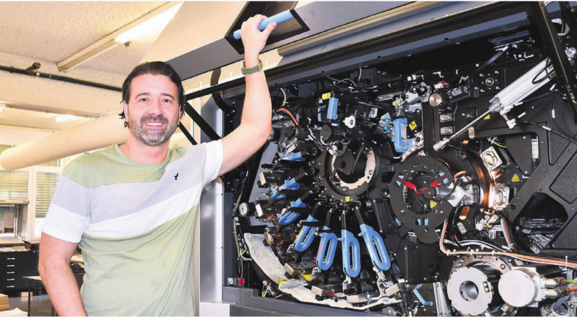 «Kasi»-Geschäftsführer Simone Iannantuoni vor der grossen Digitaldruckmaschine. Diese war wichtig beim Strategiewechsel und hat mitgeholfen, im Digitaldruck eine führende Rolle zu übernehmen.
Bild: Daniel Marti - Das Bild wird blockiert. – Möglicherweise durch einen aktiven Adblocker.