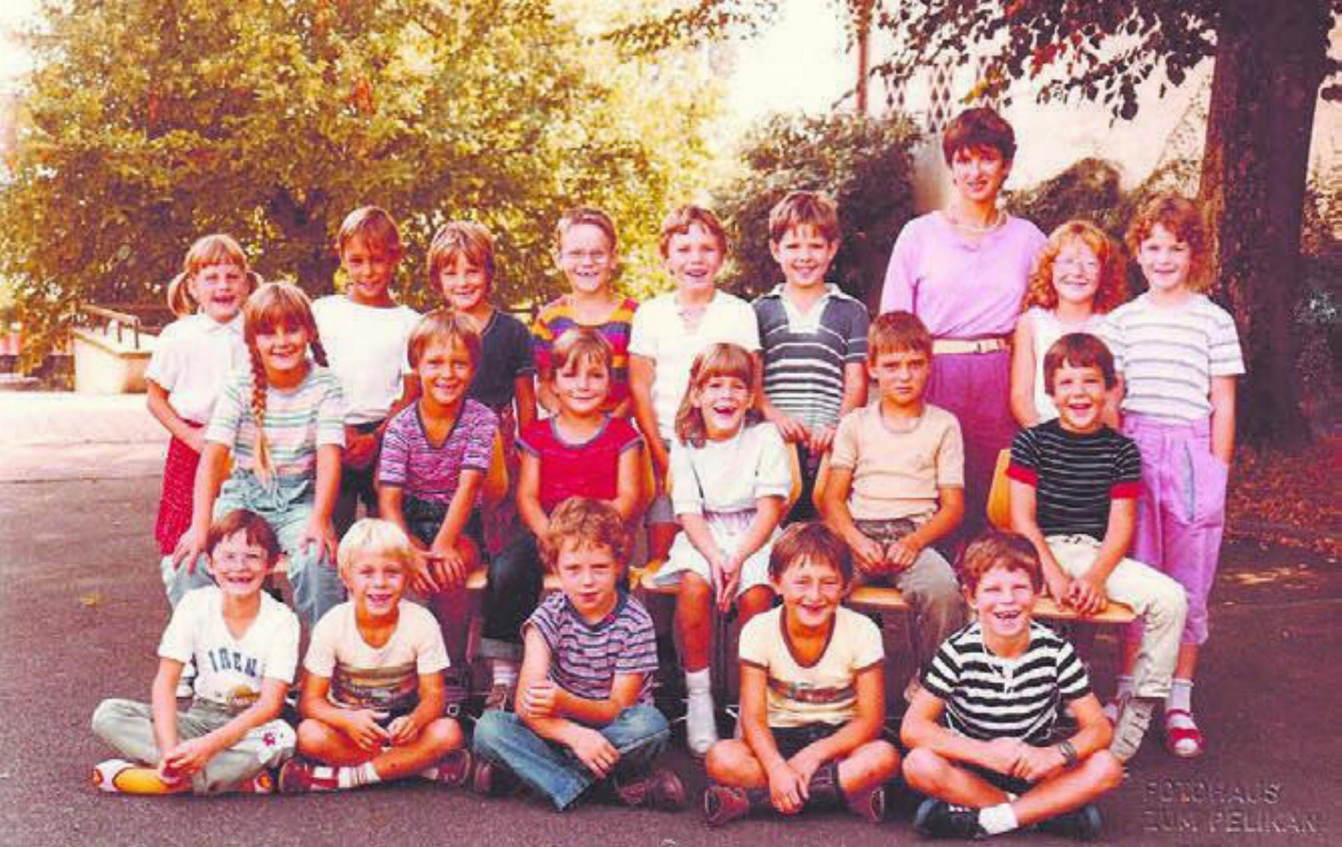 Ein Grossteil der Erstklässler von damals ist dieses Jahr beim Güüggen mit dabei. Links die Klasse von Lotte Heuberger und rechts die Klasse von Helene Wieser. 
Bilder: zg - Das Bild wird blockiert. – Möglicherweise durch einen aktiven Adblocker.