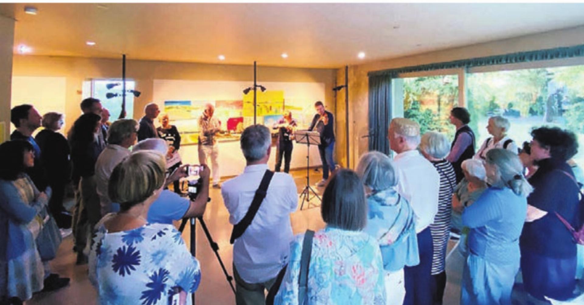 Volle Villa Wild bei der Vernissage von Urs Walter. Bild: zg - Das Bild wird blockiert. – Möglicherweise durch einen aktiven Adblocker.