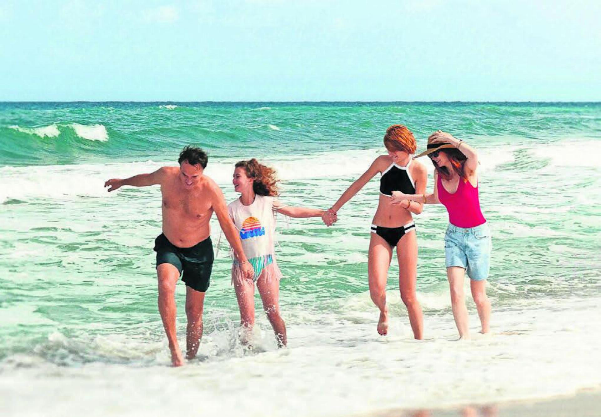 Vermeintliche Idylle am griechischen Strand – in der Patchwork-Familie kriselt es gewaltig. Lisa Brühlmann führte nicht nur Regie, sondern schrieb auch die Geschichte und spielte die Mutter. Für die Rolle des Vaters konnte sie Carlos Leal gewinnen. Die Töchter werden von Paula Rappaport (rechts) und Malou Mösli gespielt. Bilder: zg/Archiv