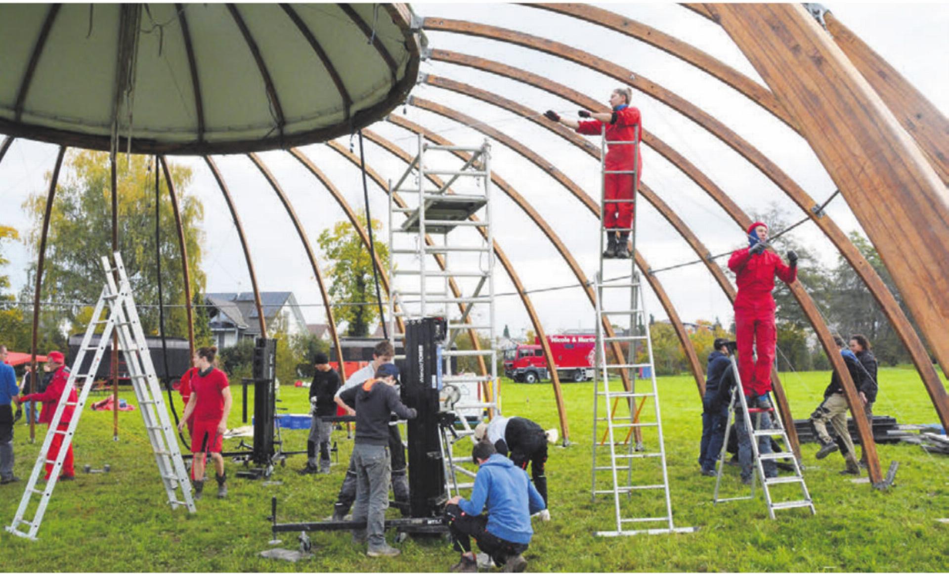 Das Team von «Nicole & Martin» erhält wertvolle Unterstützung von Schülerinnen und Schülern der 3. Real.
Bild: ake - Das Bild wird blockiert. – Möglicherweise durch einen aktiven Adblocker.
