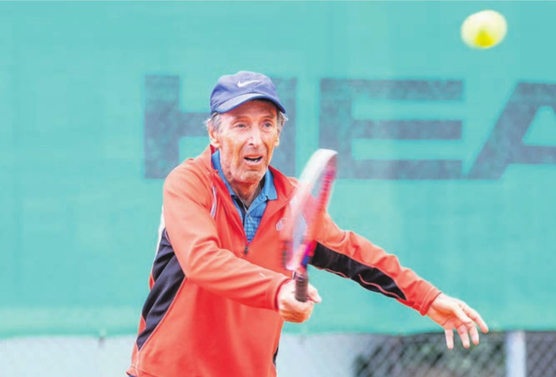 Max Hegi feiert mit den Senioren 70  des TC Bremgarten den Aufstieg in die Nationalliga A. Bild: zg