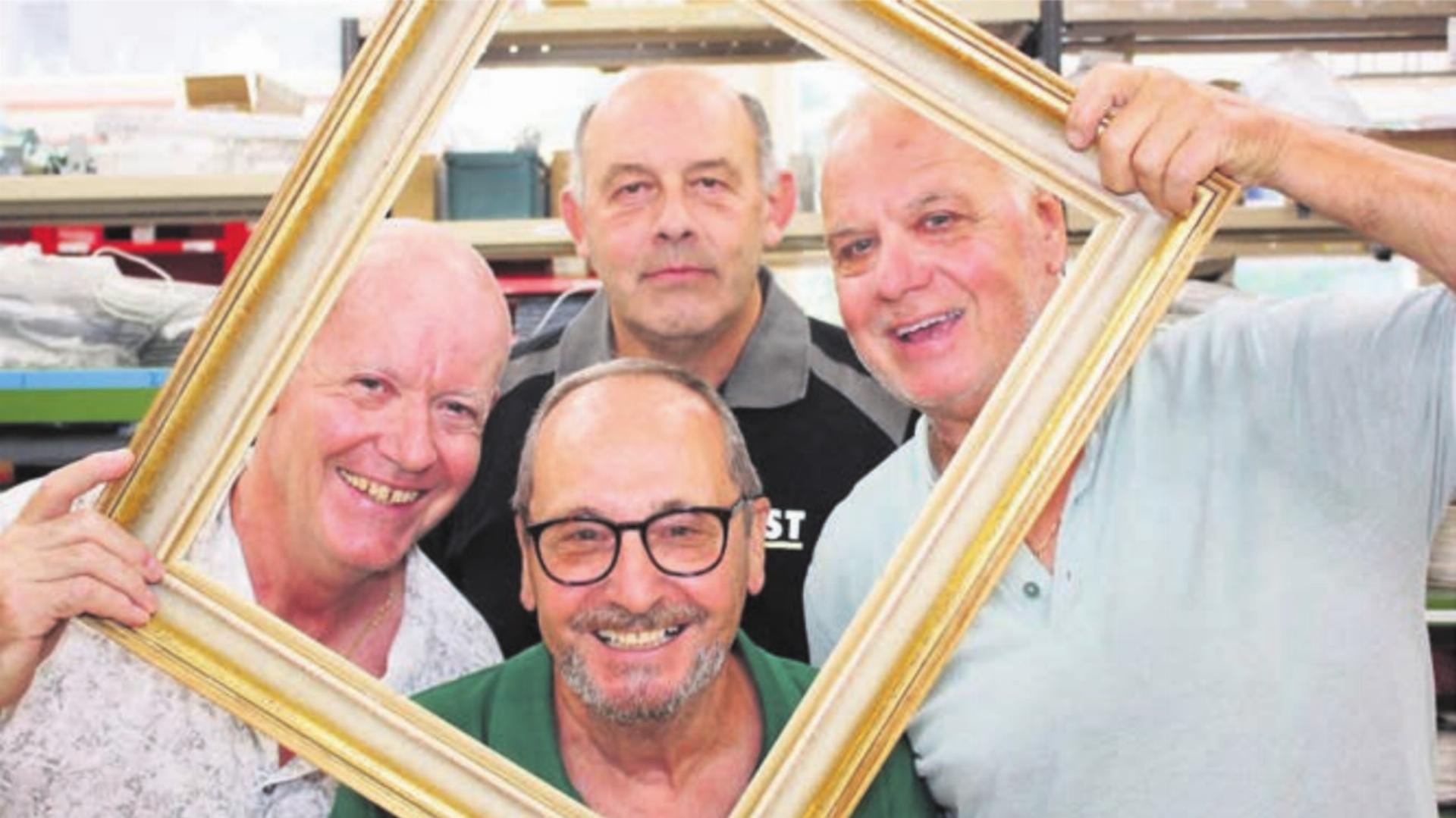 Pesche Leutwyler (links, im hellen Hemd) mit seinen langjährigen Arbeitskol-Bild: zg