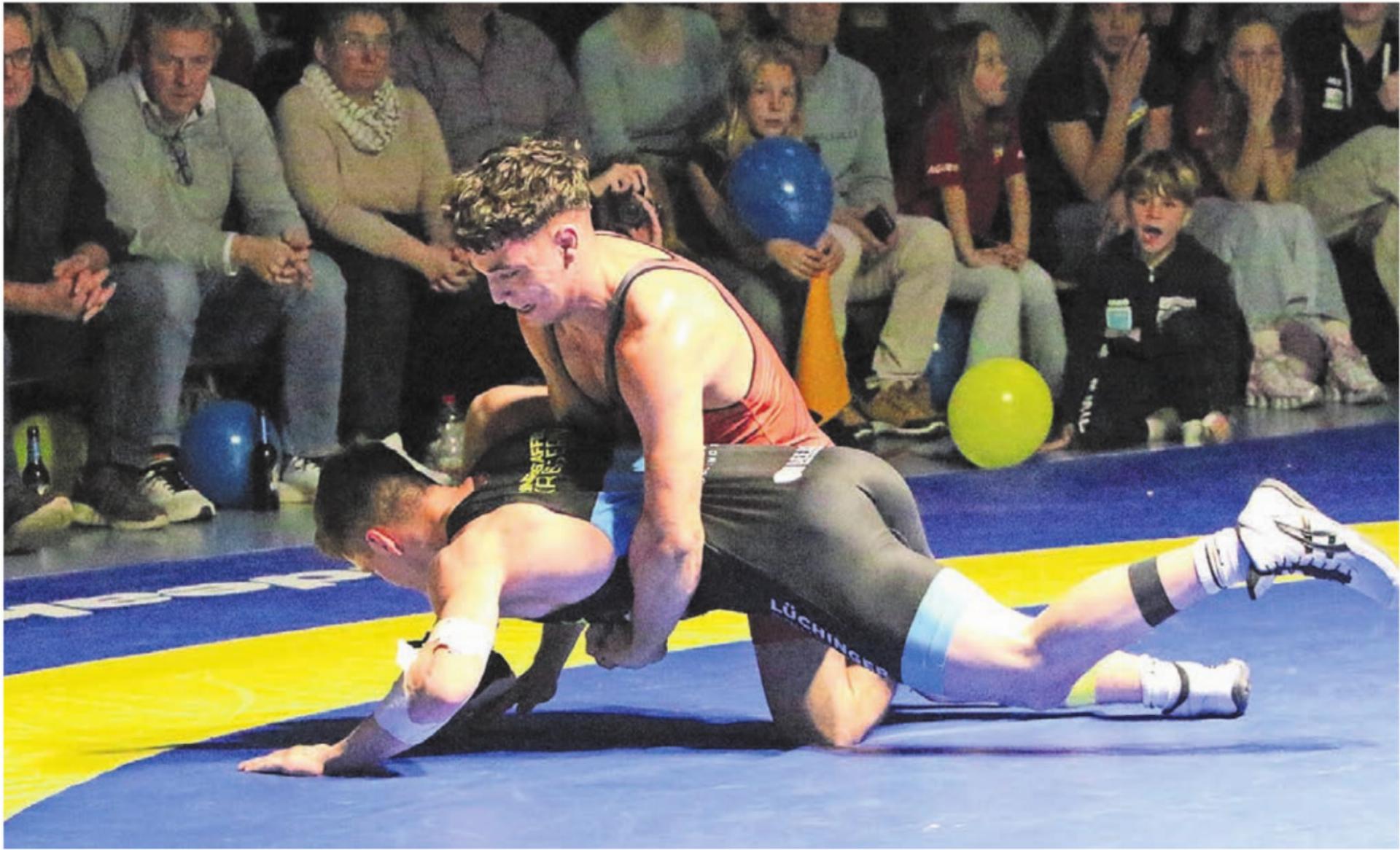 Saya Brunner (oben) gehört bei der RS Freiamt schon seit Jahren zur ersten Mannschaft. Dabei ist er erst 20 Jahre alt. Die vielen jungen Ringer bei den Freiämtern lassen optimistisch in die Zukunft blicken. Bild: Josip Lasic - Das Bild wird blockiert. – Möglicherweise durch einen aktiven Adblocker.