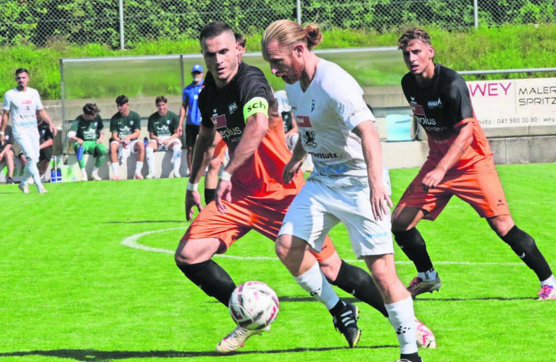 Michael Weber (Mitte) versucht an Schötz-Captain Almedin Hodzic (links) vorbeizukommen. Dem FCW-Rückkehrer unterläuft in der Anfangsphase ein grober Fehlpass. Er ist aber einer der wenigen im Team, der Willen zeigt. Bild: Josip Lasic