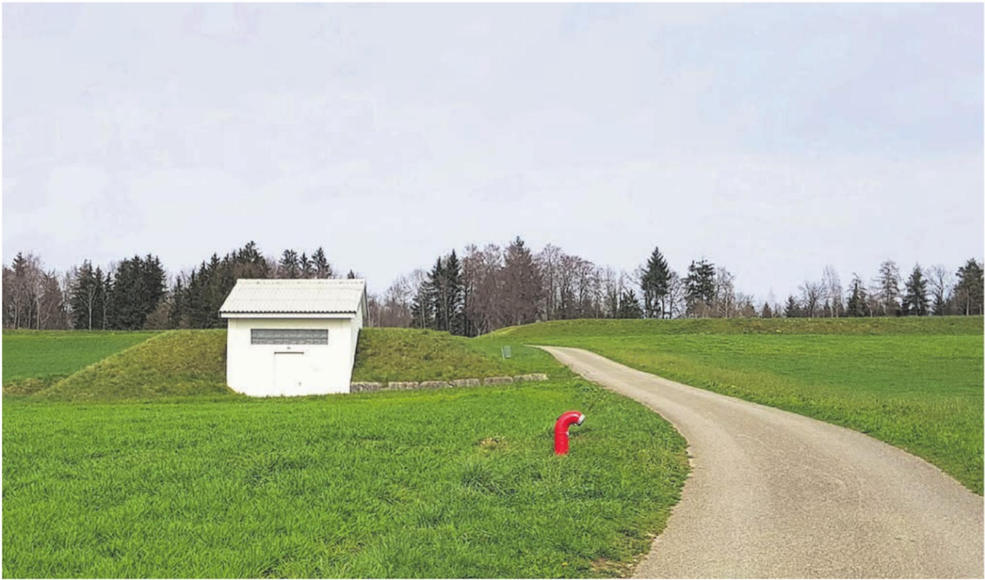 Das Reservoir Dorf, erbaut 1959, soll durch einen Neubau ersetzt werden, leicht erhöht auf der anderen Strassenseite. Bilder: zg - Das Bild wird blockiert. – Möglicherweise durch einen aktiven Adblocker.