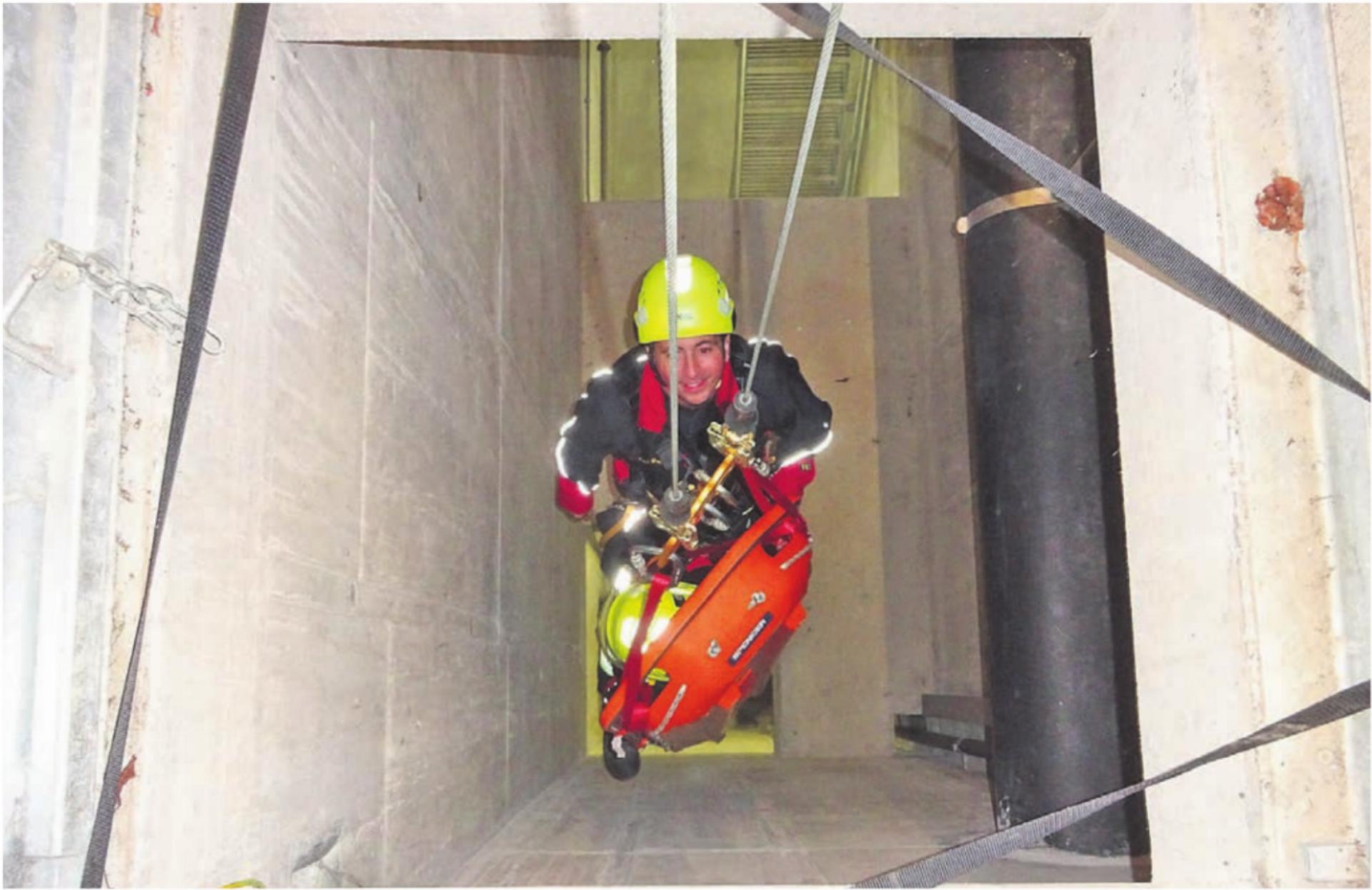 Seil gefragt: Die Feuerwehr Zufikon führte ihre Rettungsübung in den engen Kanälen und Räumen der ARA durch. Bild: zg - Das Bild wird blockiert. – Möglicherweise durch einen aktiven Adblocker.
