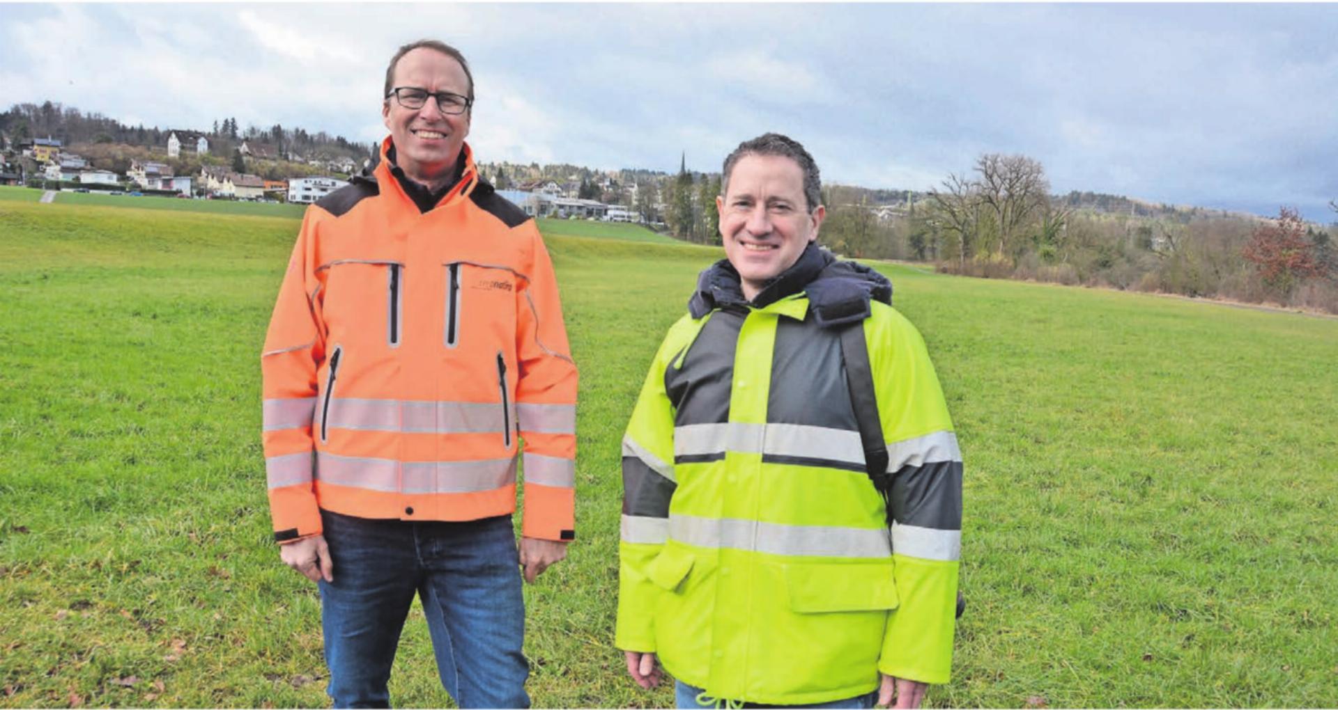 Der neue Seitenarm der Reuss wird an dieser Stelle gegraben, der Weg auf die Hangkante verlegt. Projektleiter und creaNatira GmbH-Geschäftsführer Ulysses Witzig (links) und Pro-Natura-Aargau-Geschäftsführer Matthias Betsche freuen sich, dass die Arbeiten noch in diesem Jahr umgesetzt werden. Bilder: Roger Wetli - Das Bild wird blockiert. – Möglicherweise durch einen aktiven Adblocker.