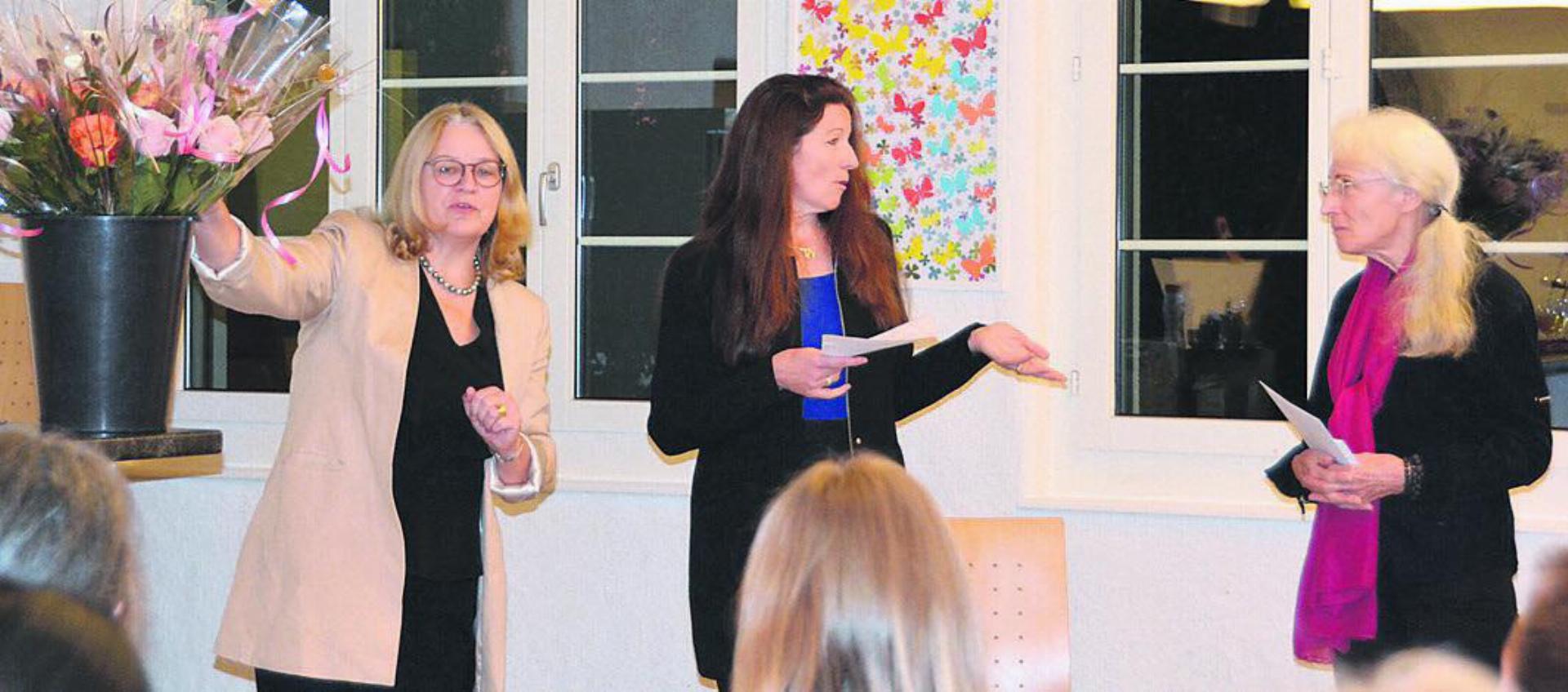 Die Gemeinderätinnen Gabriela Bereuter (links) und Natascha Brunold überreich-Bild: sab ten dem Team von «Alli mitenand» Rosen. Initiantin Lis Keller (rechts) freuts.