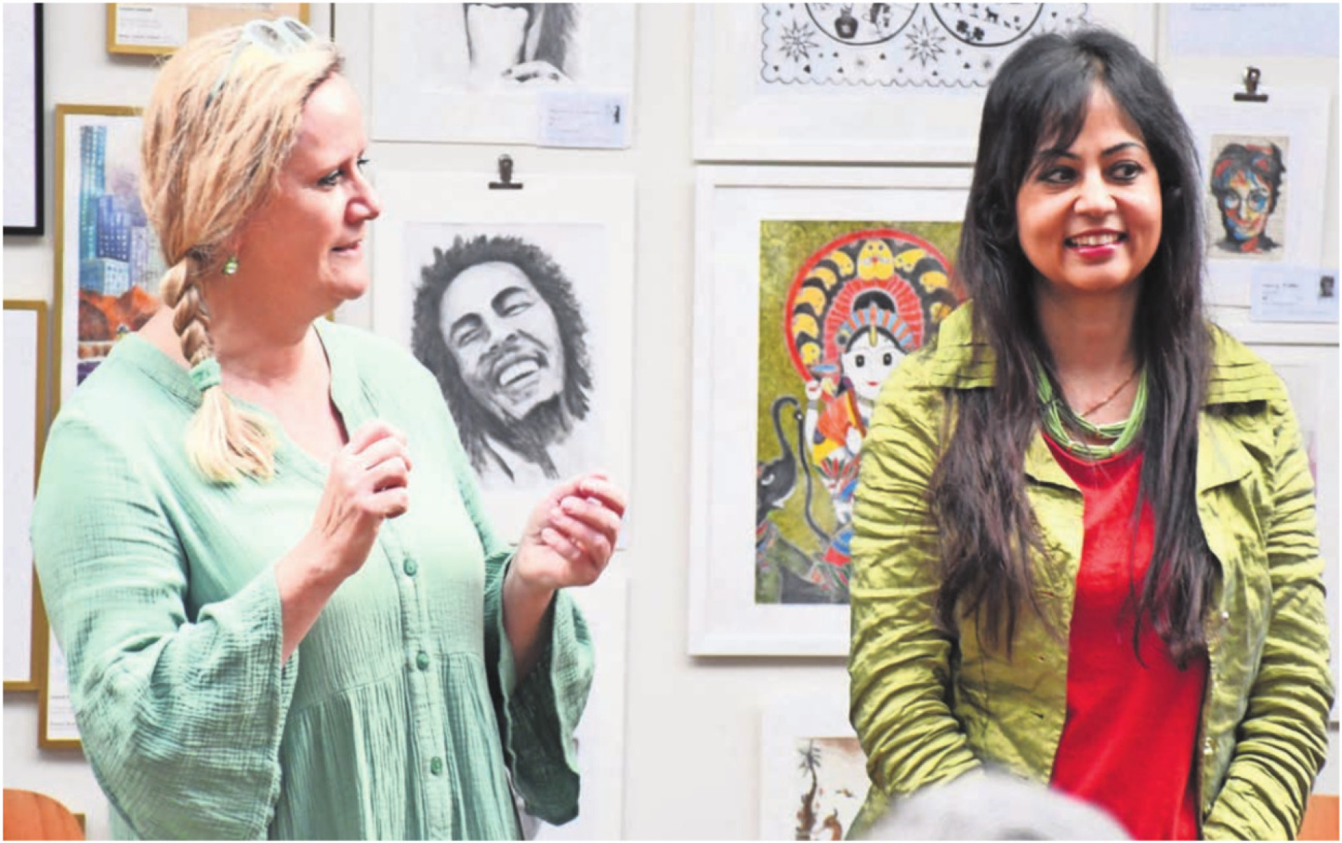 Sie führten durch die Buch-Präsentation: Christine Bächer, Präsidentin des Gemeinnützigen Frauenvereins, und die Kunstschaffende Brindarica Bose (rechts). Bilder: Daniel Marti - Das Bild wird blockiert. – Möglicherweise durch einen aktiven Adblocker.