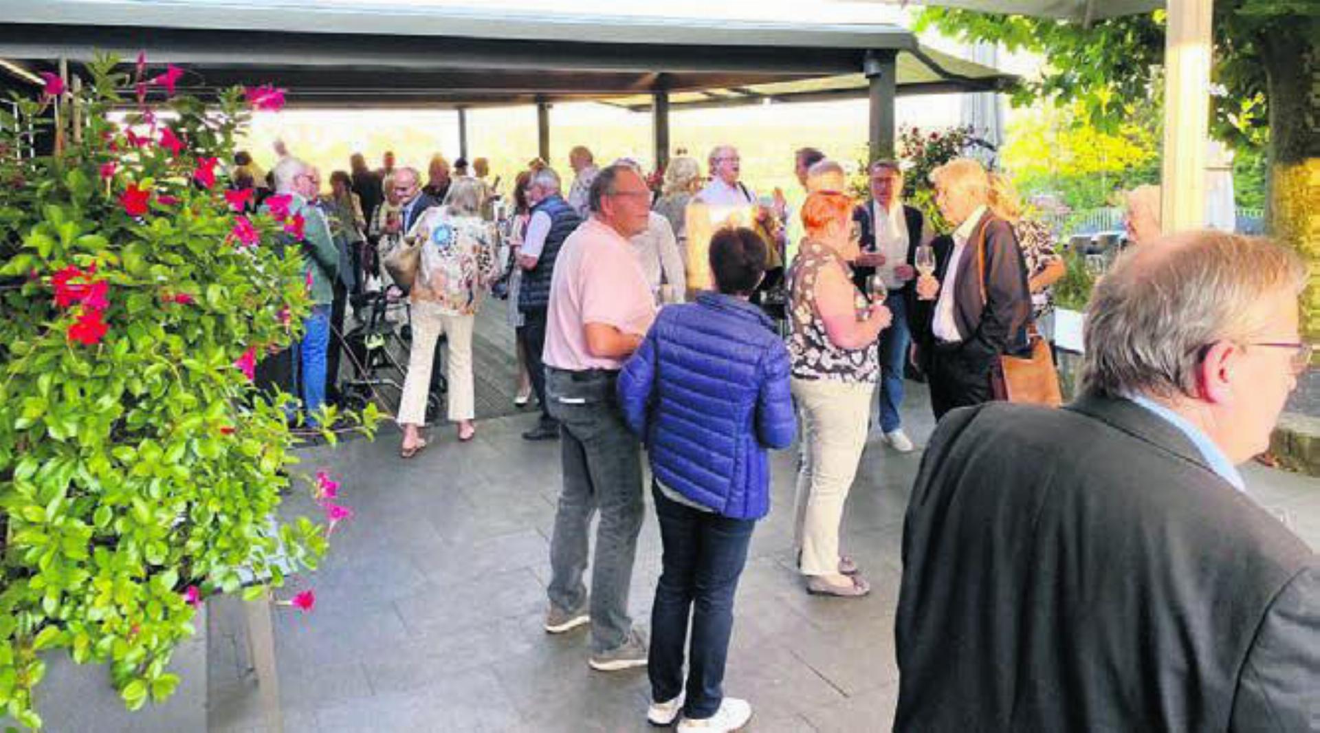 Die verkosteten Weine begeistern – schon beim Apéro auf der Terrasse. Bild: zg