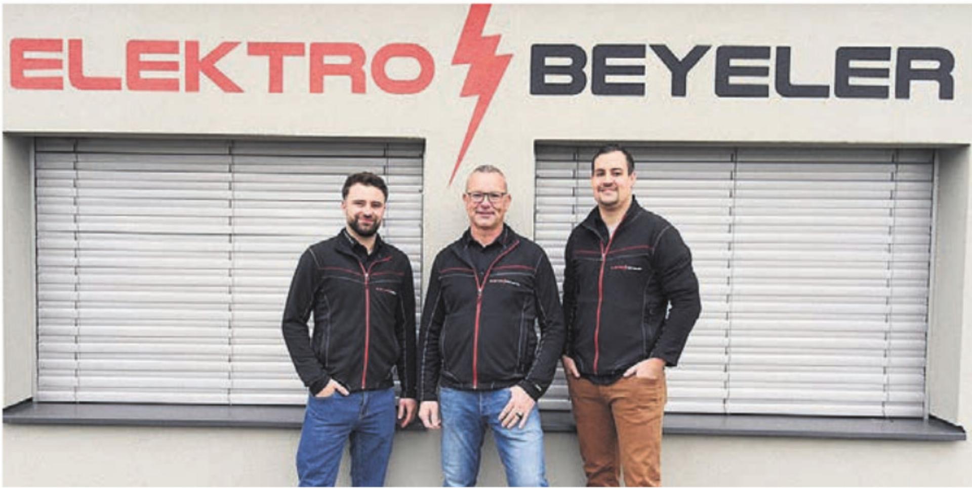 Das dreiköpfige Kader der Elektro Beyeler GmbH, von links: Kim Weiss, Urs Beyeler, Philipp Weibel. Bild: zg - Das Bild wird blockiert. – Möglicherweise durch einen aktiven Adblocker.