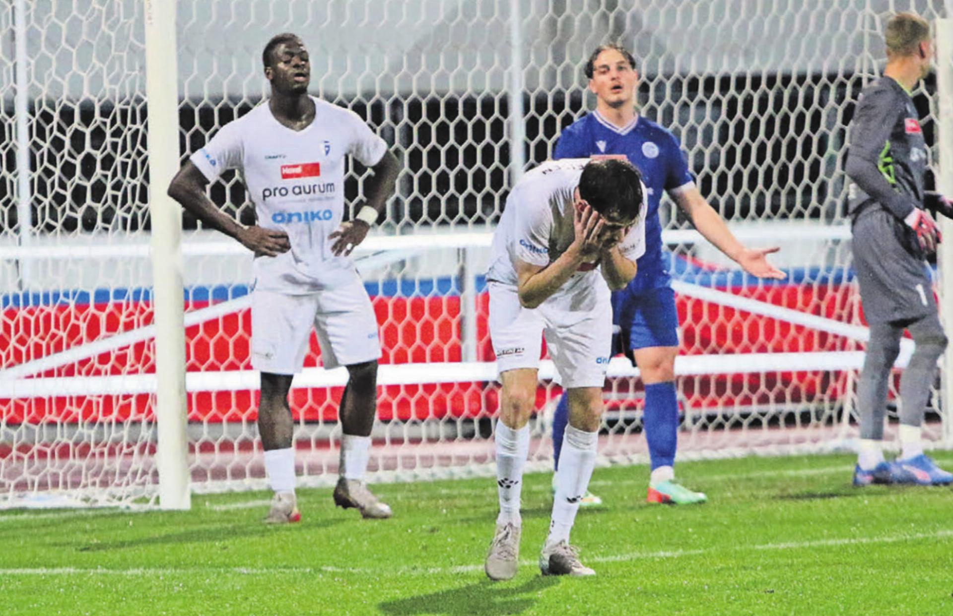 Ein Bild, das für die komplette Situation des FC Wohlen steht. Noah Jappert (Mitte) hadert mit sich, nachdem er nur die Latte getroffen hat. Auch Dramane Sissoko (links) steht die Enttäuschung ins Gesicht geschrieben.
Bilder: Josip Lasic - Das Bild wird blockiert. – Möglicherweise durch einen aktiven Adblocker.