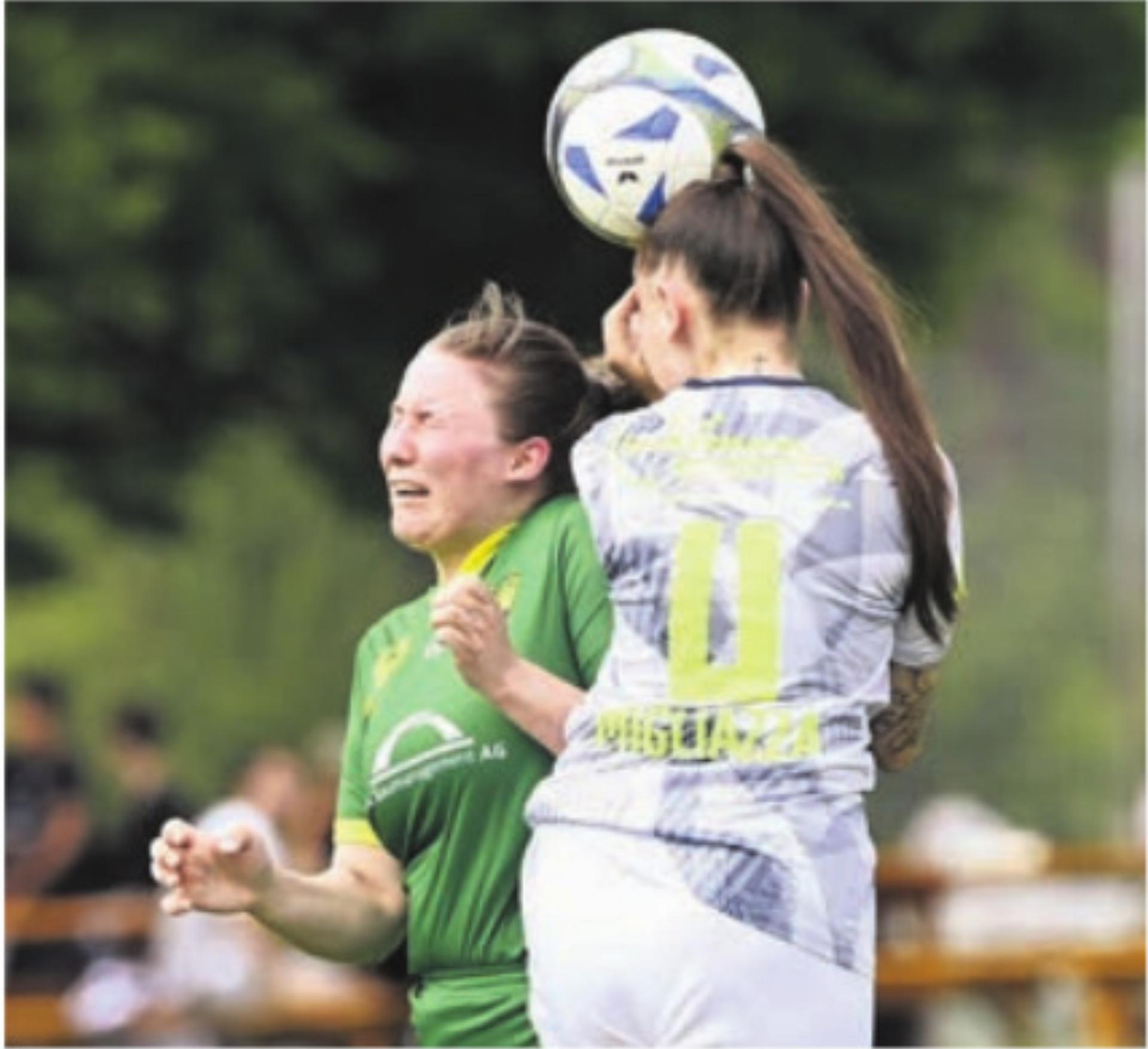 Die Frauen des FC Mutschellen (links) empfangen den FCZ. Bild: Archiv/awa - Das Bild wird blockiert. – Möglicherweise durch einen aktiven Adblocker.