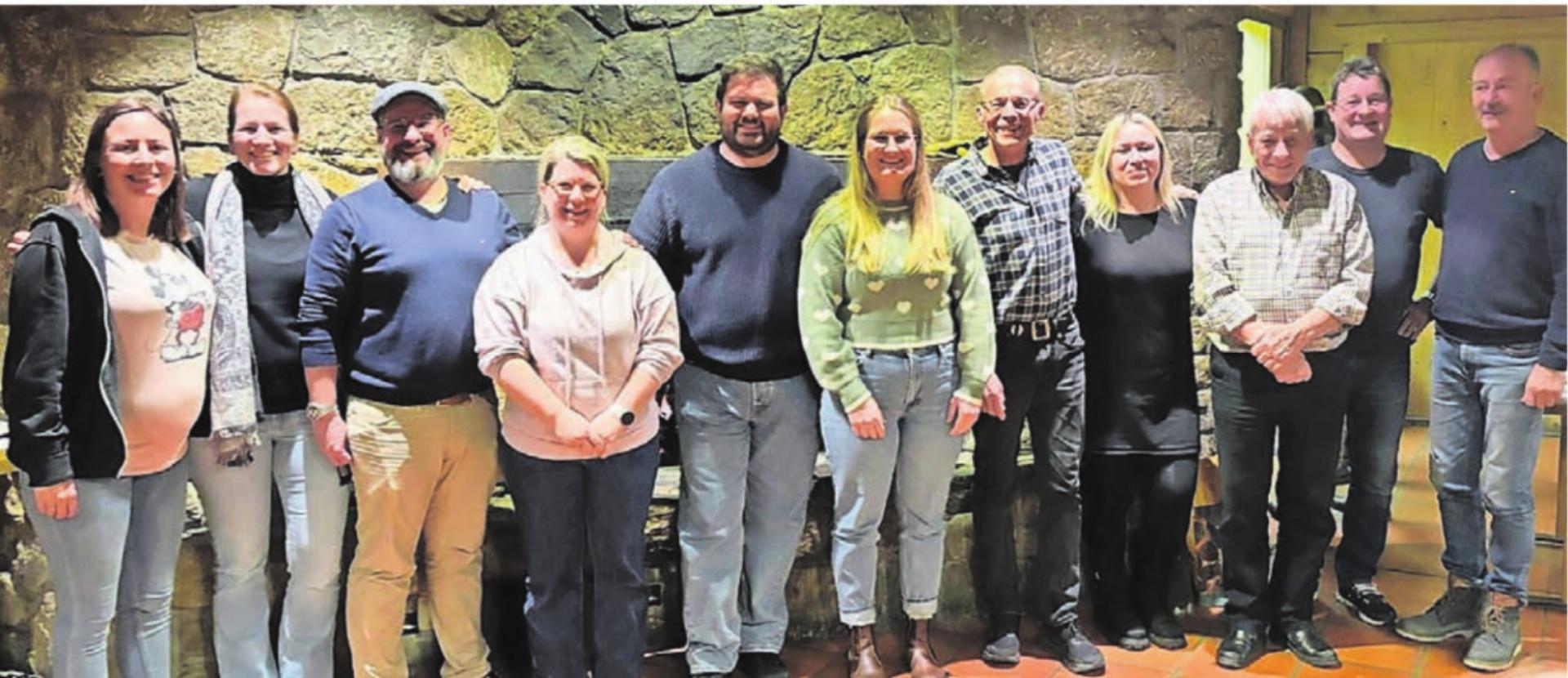 Der neue und alte Vorstand mit den Revisoren (v. l.), Vorstand neu: Jeannine Bonne, Marianne Umbricht, Urs Eggerschwiler, Franziska Eggerschwiler, Philipp Neeser, Aline Knoblauch. Abtretender Vorstand: Kurt Koch, Jessica Stucki, Harry Andermatt. Es fehlt Marco Lütolf. Revisoren: Max Knoblauch und Markus Stutz. Bild: zg - Das Bild wird blockiert. – Möglicherweise durch einen aktiven Adblocker.