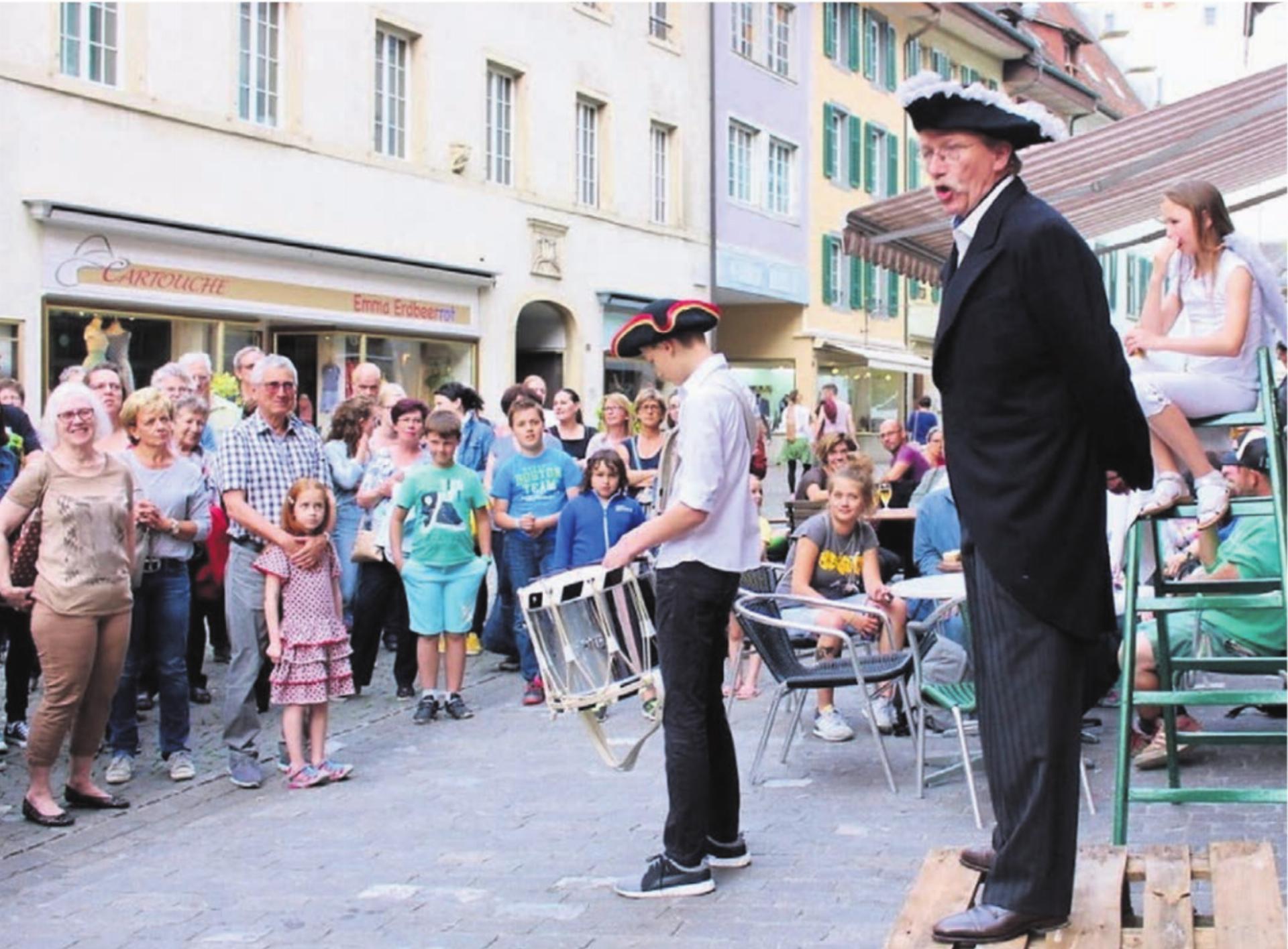 Hans Peter Flückiger (hier in Schwarz bei einem Auftritt als Berner Landvogt 2017) hat bereits viermal bei einer szenischen Stadtführung mitgewirkt. Nun tut er dies zum ersten Mal als Präsident der Stadtführergruppe.    Bild: Archiv/hr - Das Bild wird blockiert. – Möglicherweise durch einen aktiven Adblocker.