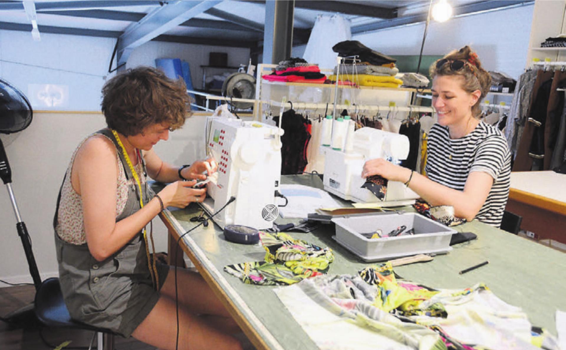 Olivia Grandy (rechts) hat auch dieses Jahr wieder alle Kostüme selber entworfen. Bei der Herstellung erhält sie Unterstützung durch fleissige Näherinnen wie Flurina Schnyder.