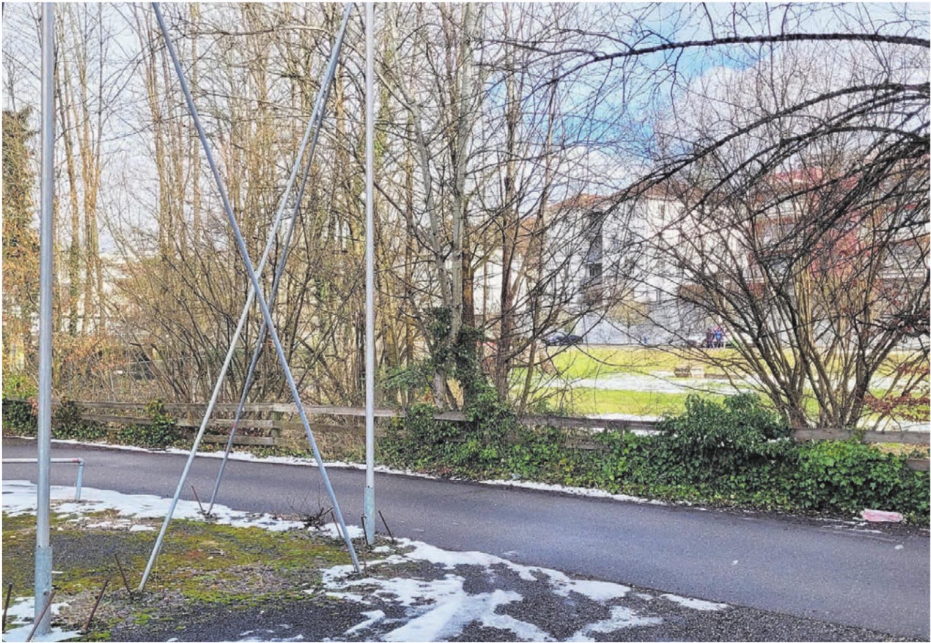 Damit am Freihofweg zwei Mehrfamilienhäuser gebaut werden können, müssen auf dem Isler-Areal ennet der Bünz Parkplätze und Installationsplätze erstellt werden. Das will die Fraktion Mitte/Dorfteil Anglikon verhindern. Bild: Chregi Hansen - Das Bild wird blockiert. – Möglicherweise durch einen aktiven Adblocker.