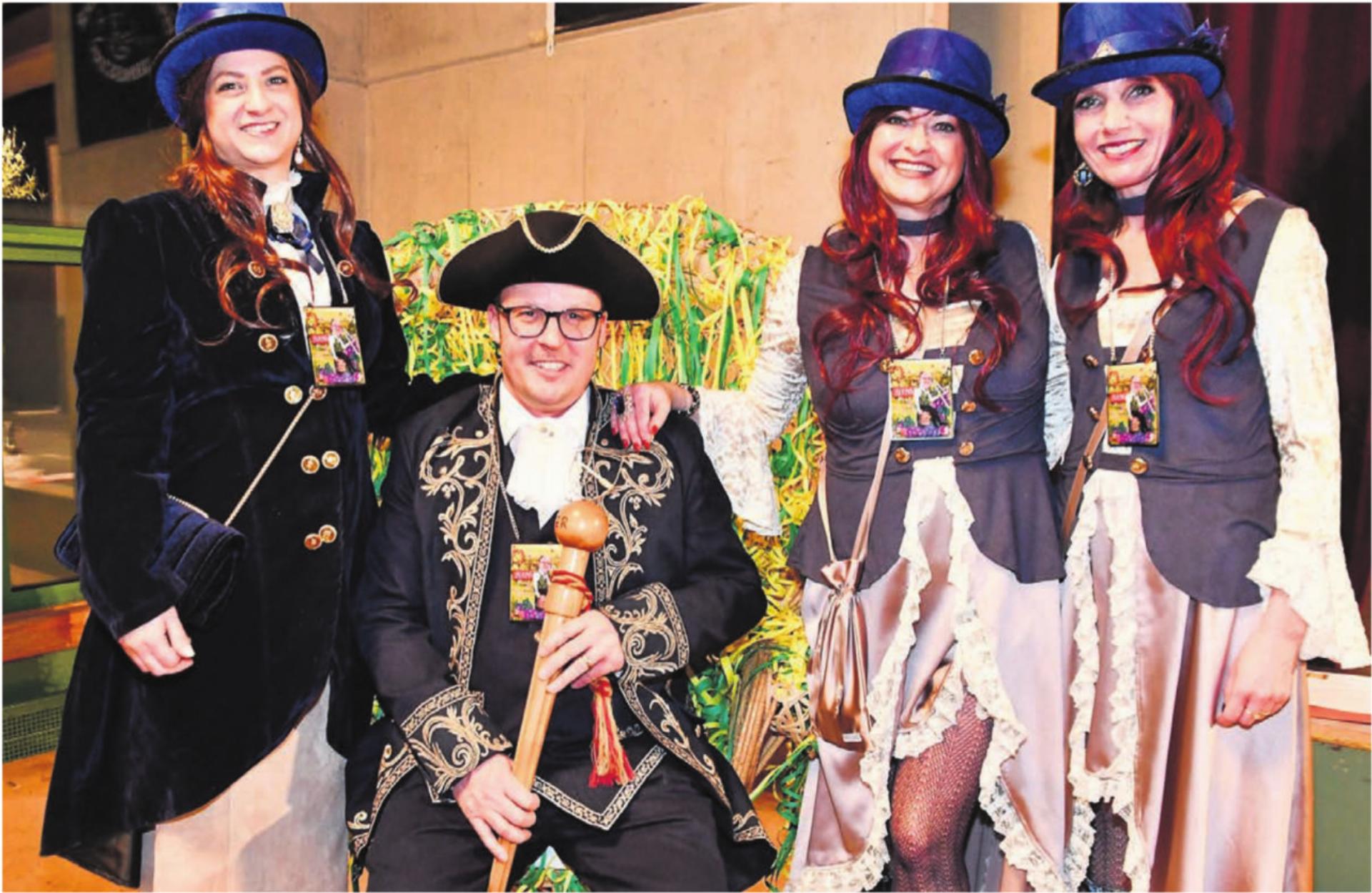 «Bunzi de Gnüsser» umgarnt von, Ehefrau Patrizia Widmer (links) und Ehrendamen Manuela Meier (2. v. r.) und Jeannette Winkelmann.
Bilder: zg - Das Bild wird blockiert. – Möglicherweise durch einen aktiven Adblocker.