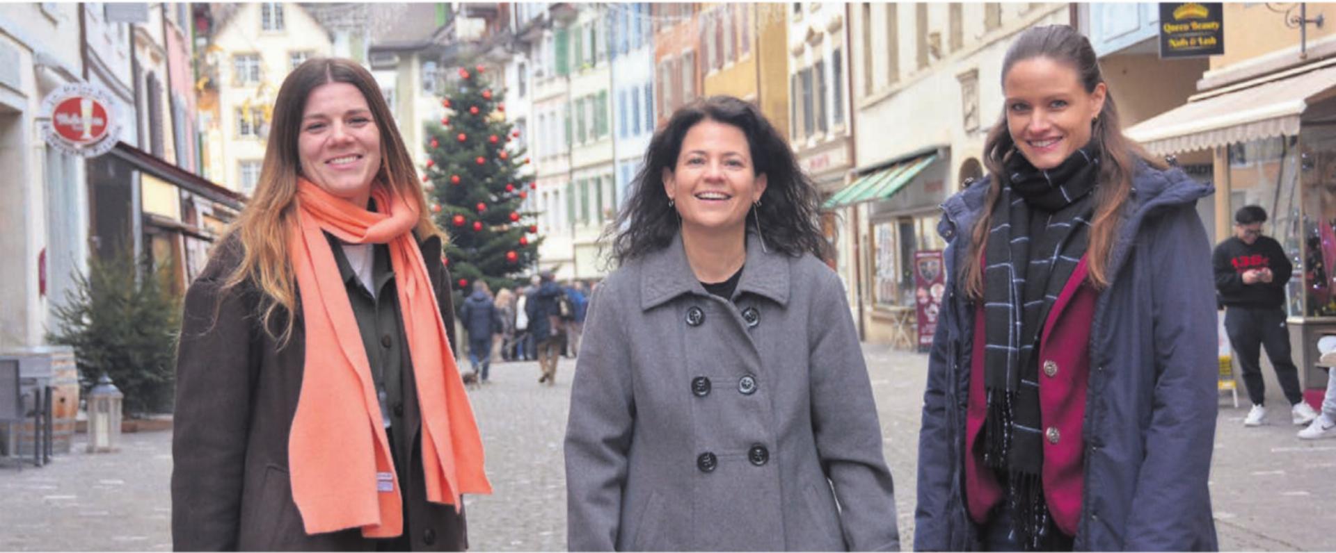 Was will die Bevölkerung von einem Kultursekretariat in Bremgarten? Dieser und weiteren Fragen möchten (v. l.) Projektmitarbeiterin Kultur Yaël Kaiser, Stadträtin Claudia Bamert und Stadtschreiber-Stellvertreterin Maja Schelbert mittels Online-Umfrage nachgehen. Bild: Sabrina Salm - Das Bild wird blockiert. – Möglicherweise durch einen aktiven Adblocker.