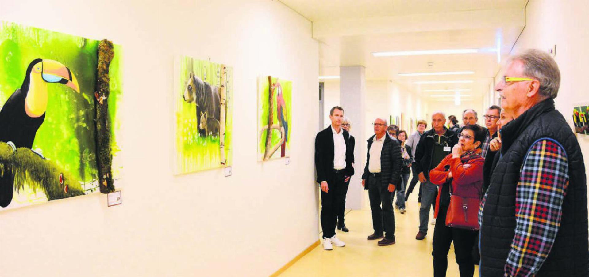 Der Villmerger Maler André Keusch (rechts) führt die Gäste an der Vernissage persönlich durch die Ausstellung und weiss zu fast allen Bildern etwas zu erzählen. Bilder: Chregi Hansen