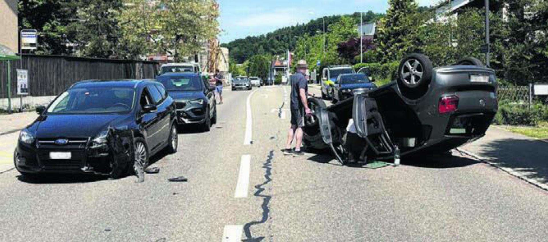 Das Unfallauto kam erst auf dem Dach zum Stillstand. Bild: pz