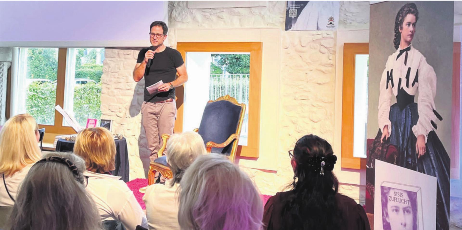 Fabian Furter eröffnet den royalen Abend im Schlössli Wohlen, auf dem Bild rechts Sisi in Schweizer Bluse und Gurt. Bild: Walter Minder - Das Bild wird blockiert. – Möglicherweise durch einen aktiven Adblocker.