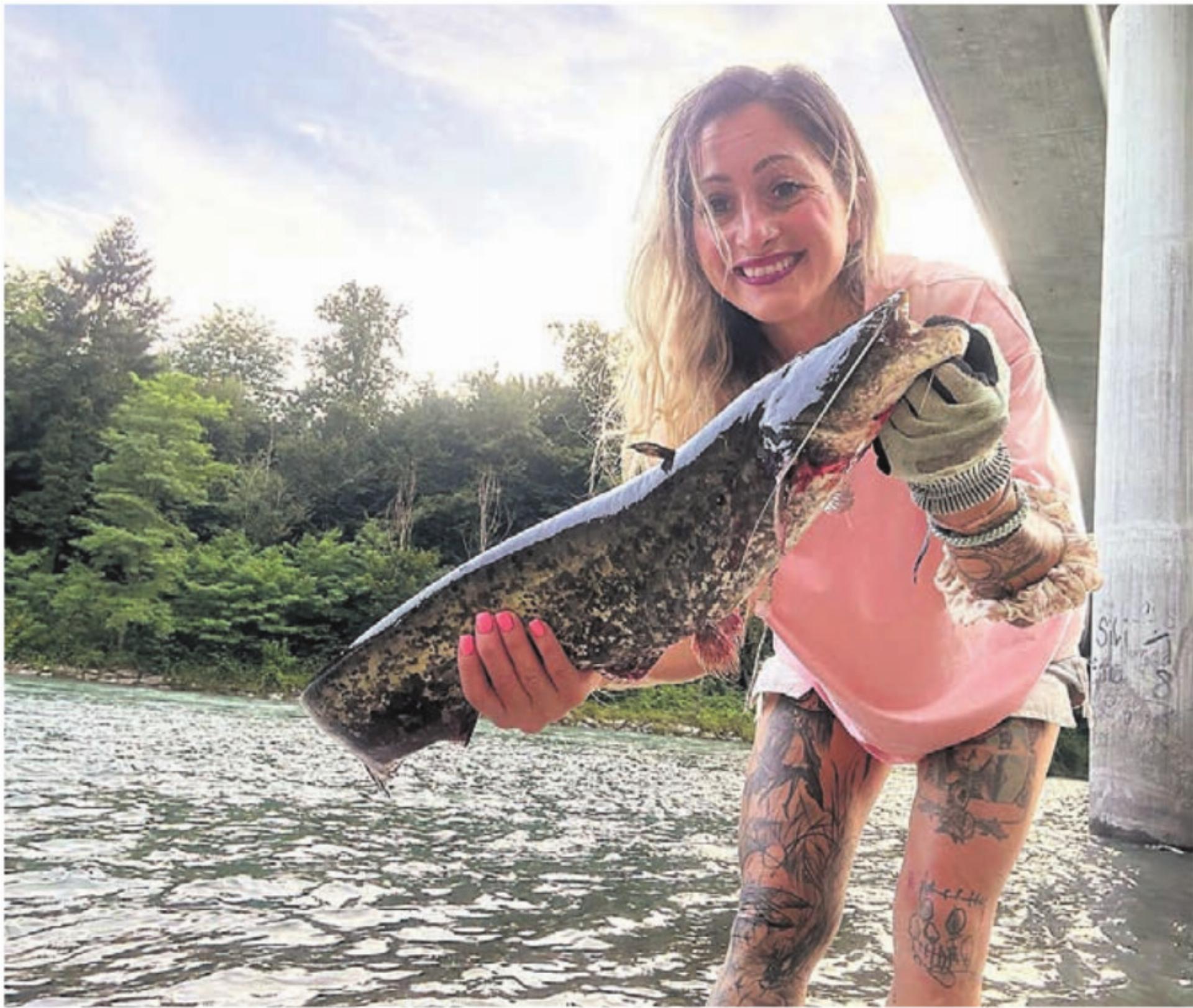 In der Reuss in Bremgarten. Grosser Fang in den Sommerferien. Chilli Frey aus Wohlen schreibt dazu augenzwinkernd: «Freiämter Monsterwels an der Angel». - Das Bild wird blockiert. – Möglicherweise durch einen aktiven Adblocker.