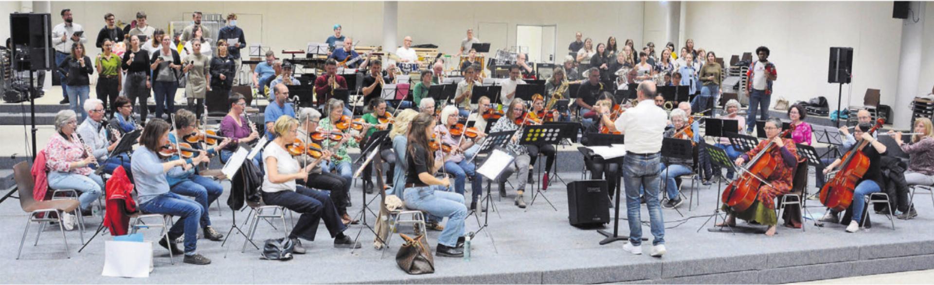 Eindrückliches Klangerlebnis: Die Musikgesellschaft Dottikon, der Orchesterverein Dottikon, der Mellinger Chor «Together» und die Aargauer Coverband «Fools Paradise» stehen gemeinsam auf der Bühne - Das Bild wird blockiert. – Möglicherweise durch einen aktiven Adblocker.