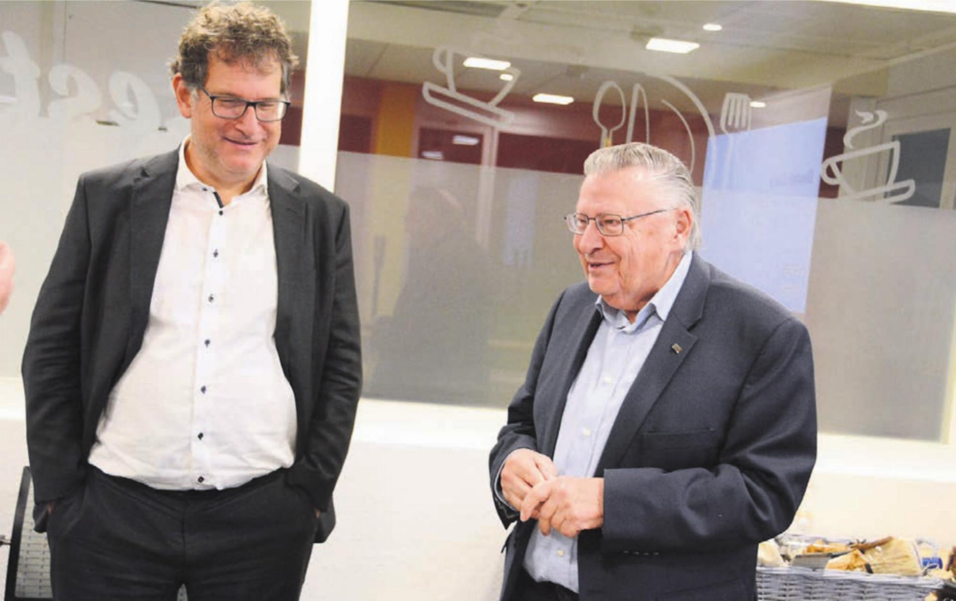 Sie prägten den Abend: Edwin Riesen (rechts) als langjähriger Organisator des Wirtschaftsapéros und Christoph Kilchenmann als Referent und Experte des Schweizer Gesundheitswesens. Bild: Chregi Hansen