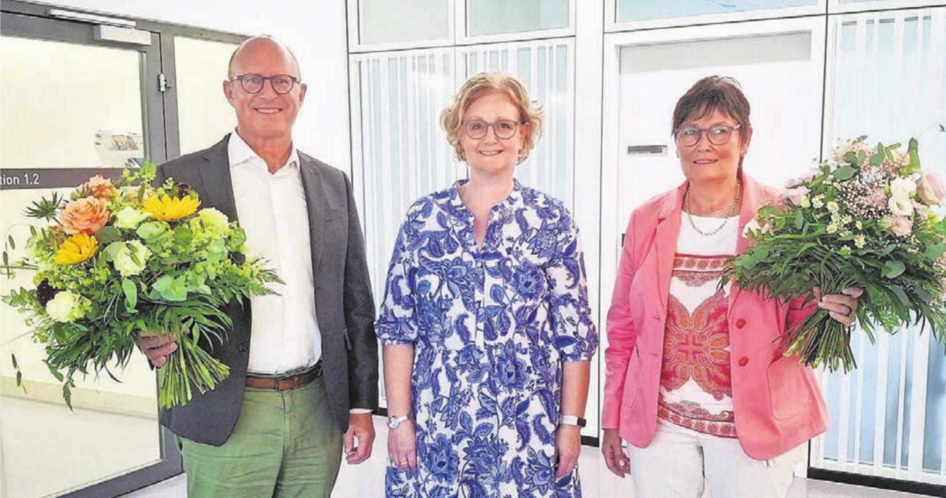 Stiftungsratspräsidentin Sabina Rüttimann (Mitte) gratuliert Evelyn Pfister Meier und Pascal Gregor zur erfolgreichen Wahl in den Stiftungsrat des Spitals Muri. Bild: pd