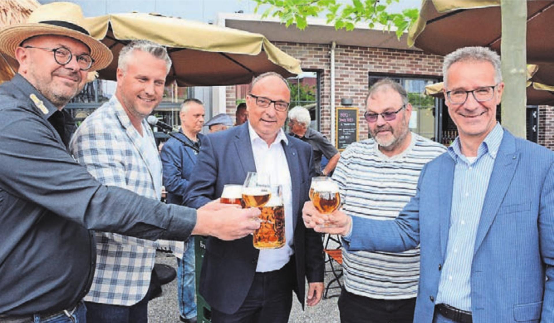 Vor zwei Jahren war Landammann Markus Dieth (Mitte) zur Lancierung des Aargauer Biers schon einmal in der Erusbacher Brauerei. Nun also kommt er wieder nach Villmergen, um am Stammtisch zu diskutieren. Bild: Archiv