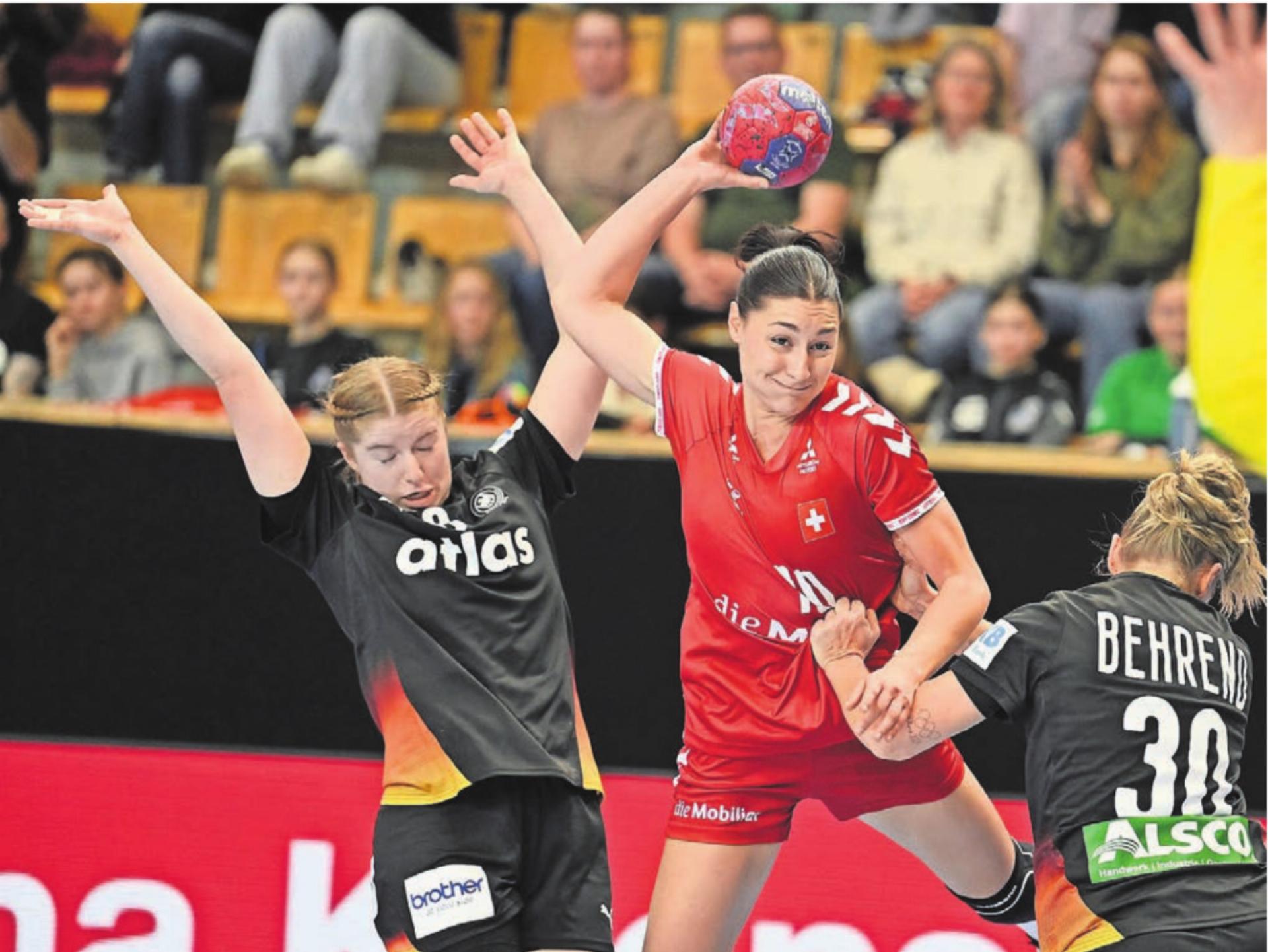 Daphne Gautschi durchdringt die massive Abwehr von Deutschland. An der WM wird sie erneut gefordert sein. Bild: Alexander Wagner - Das Bild wird blockiert. – Möglicherweise durch einen aktiven Adblocker.