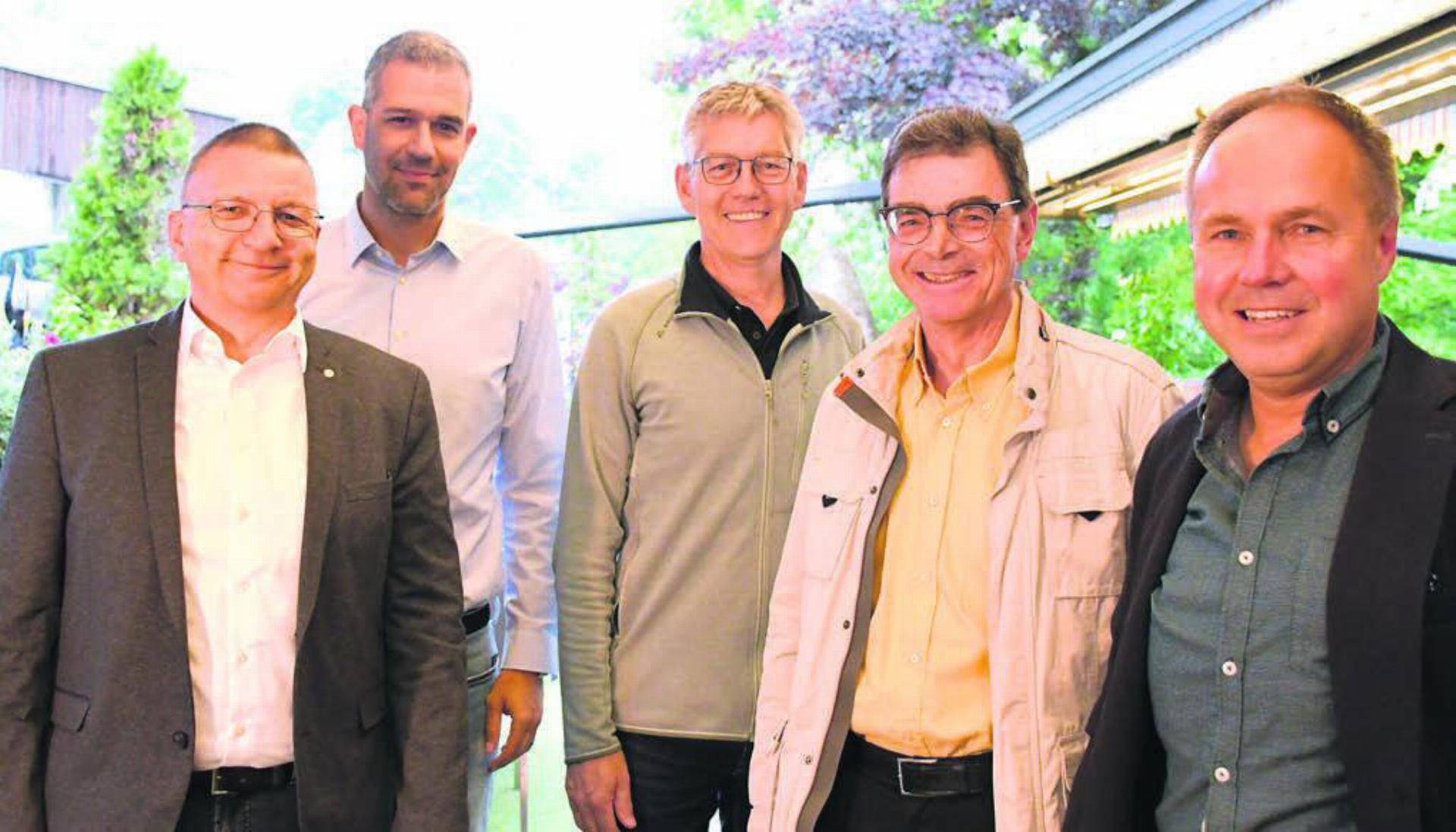 Der Lenkungsausschuss des Strompools Freiamt, (von links) besteht aus André Meier, Rudolfstetten, Leandro Perugini, Jonen, Albert Amstutz, Sins, Karl Suter, Merenschwand, und Präsident Markus Wey, Hermetschwil. Bild: Verena Anna Wigger