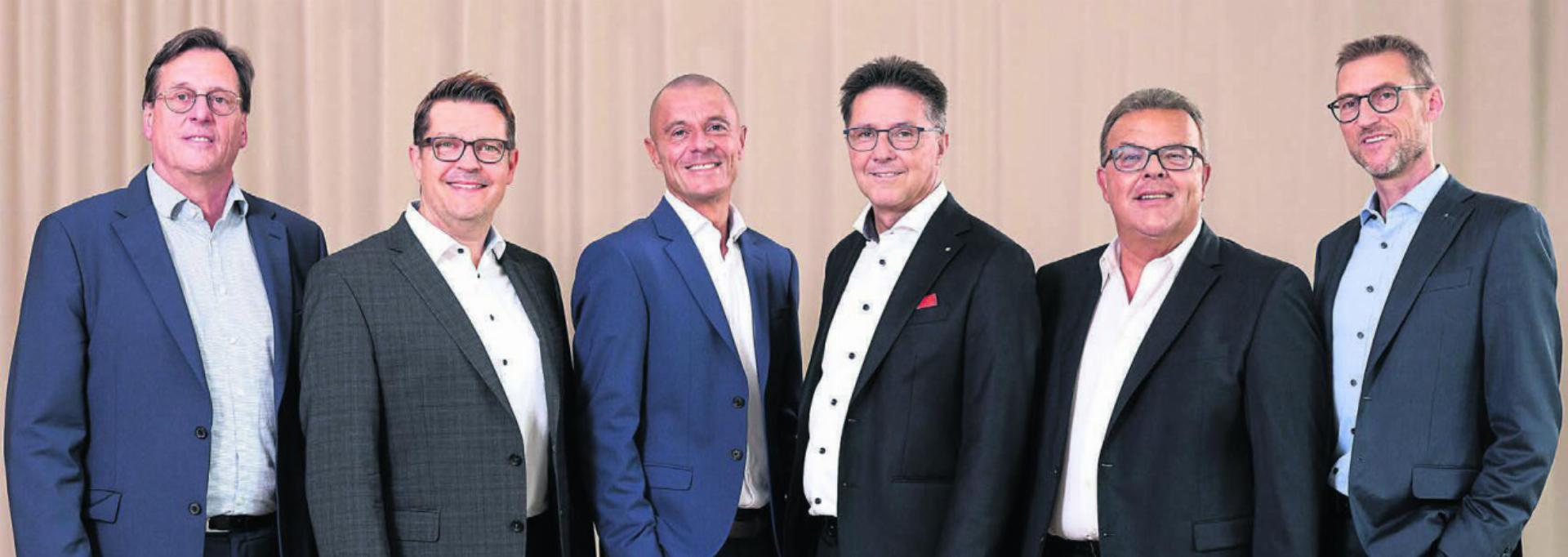 Sie freuen sich über die neue Raiffeisenbank Mutschellen: (v. l.) Markus Ackermann (ehemaliger Verwaltungsratspräsident Mutschellen-Reppischtal), Marco Putzolu (ehemaliger Vorsitzender der Bankleitung Mutschellen-Reppischtal), Daniel With (designierter Vorsitzender der Bankleitung der neuen Raiffeisenbank), Roger Angst (ehemaliger Vorsitzender der Bankleitung Zufikon), Daniel Schibli (designierter Verwaltungsratspräsident der neuen Raiffeisenbank), Roger Seiler (ehemaliger Verwaltungsratspräsident Zufikon). Bild: zg