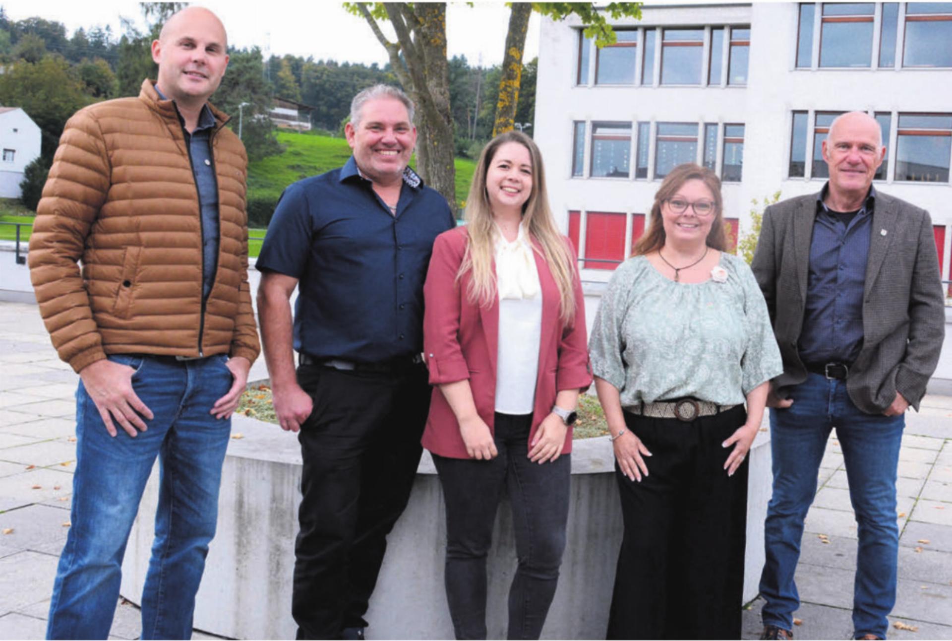 Sie bilden in den nächsten vier Jahren den neuen Niederwiler Gemeinderat (von links): Manuel Stoop, Lukas Vock, Nina Haas, Vizeammann Martina Balmer und Ammann Norbert Ender. Bild: Chregi Hansen - Das Bild wird blockiert. – Möglicherweise durch einen aktiven Adblocker.